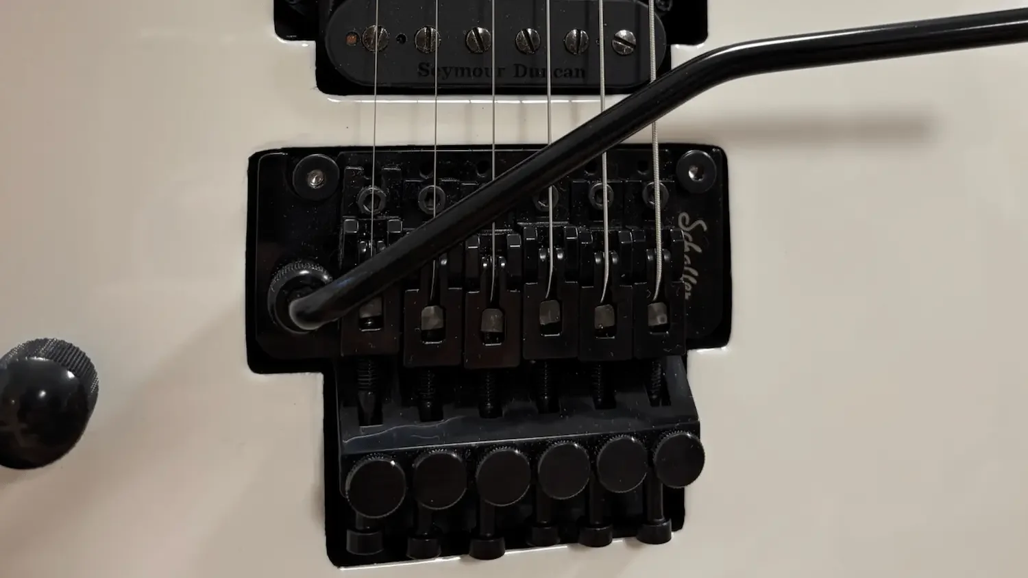 Schwarzes Floyd Rose System auf der E-Gitarre