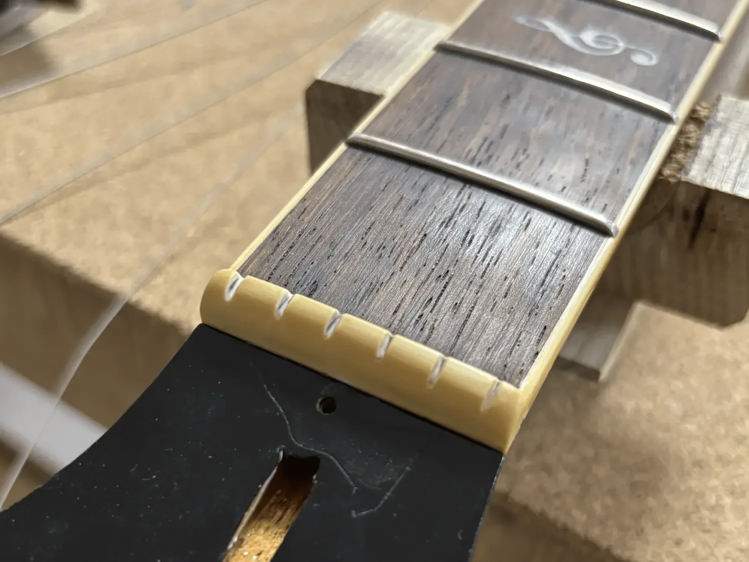 E-Gitarre fokusiert auf Sattel am Kopf.