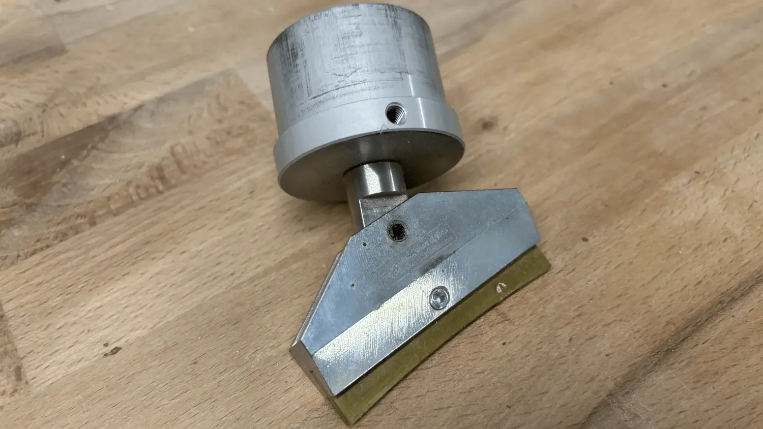 Ein Pressaufsatz für eine Bohrmaschine.