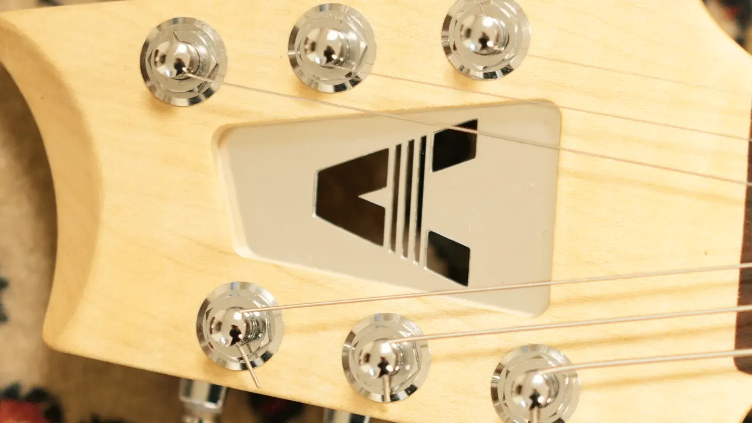 Die Logoplatte im Kopf der E-Gitarre