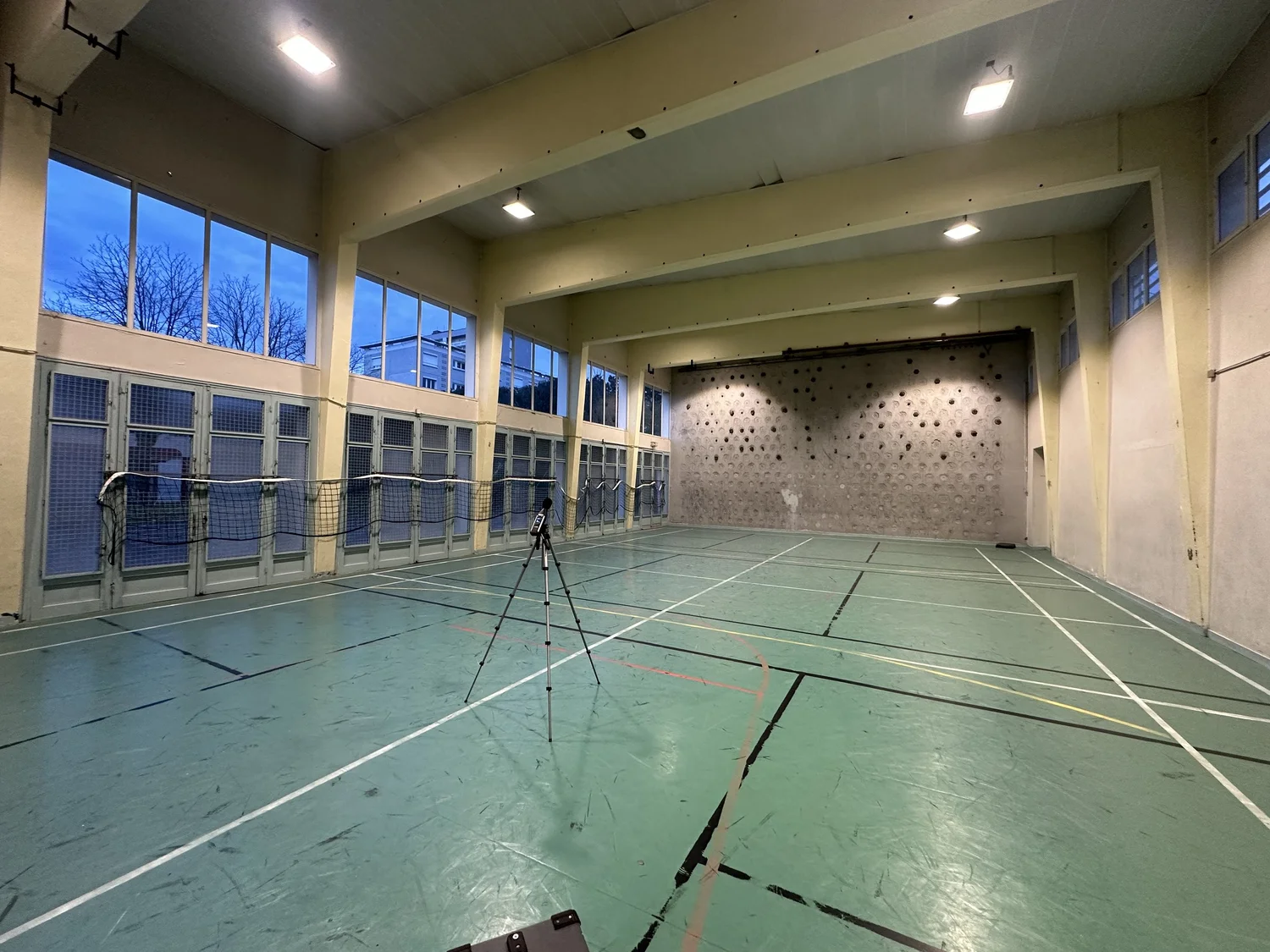 Mesure acoustique in situ dans un gymnase à Lyon pour évaluer la réverbération
