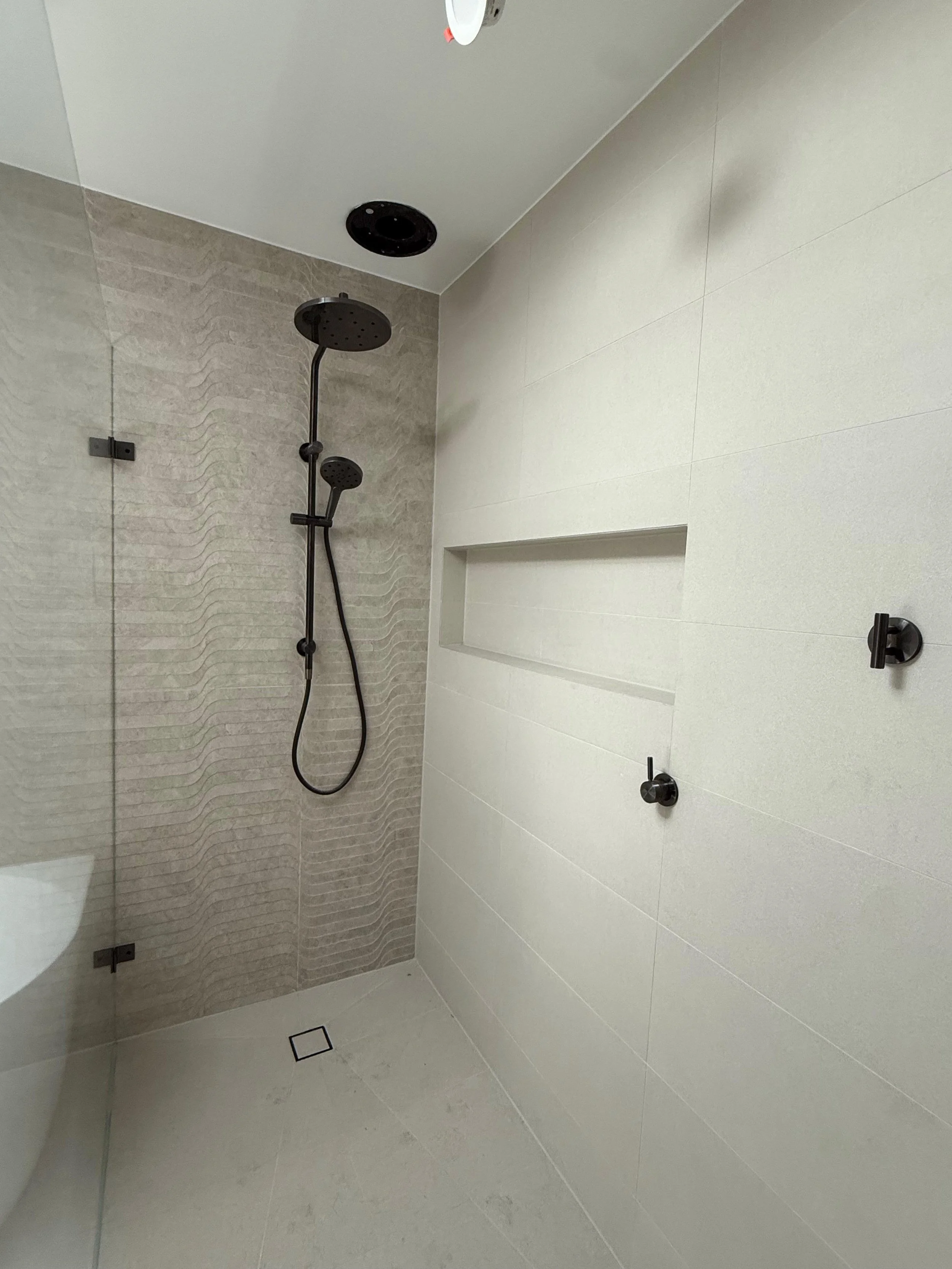 Walk-in-shower-renovation-hawthorn-textured-feature-tile.jpg