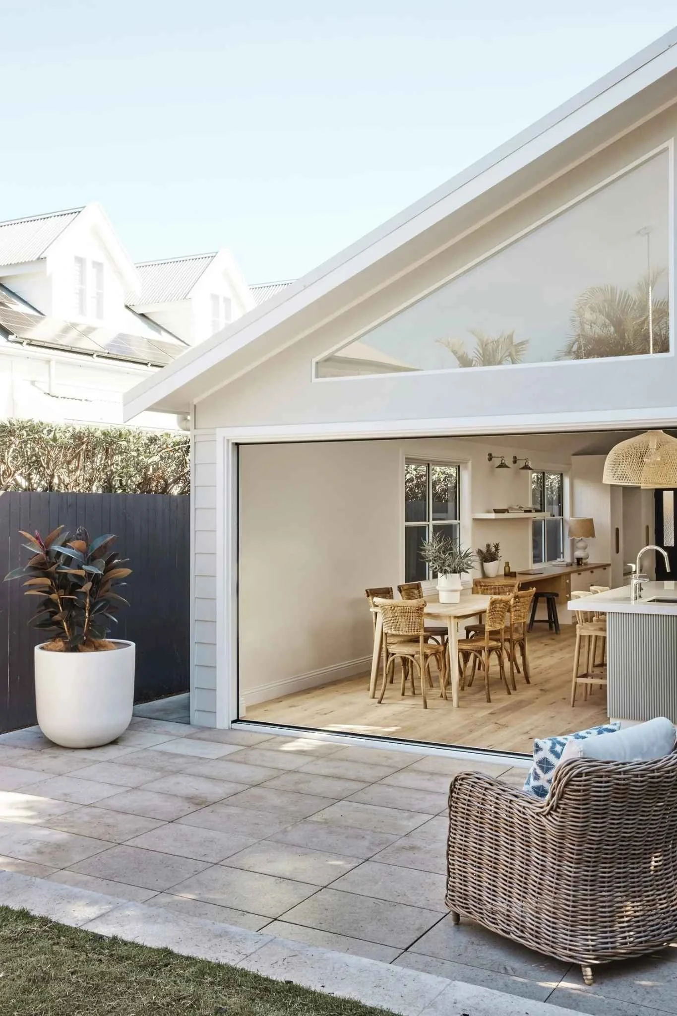Melbourne outdoor livng space, open and bright outdoor entertaining space