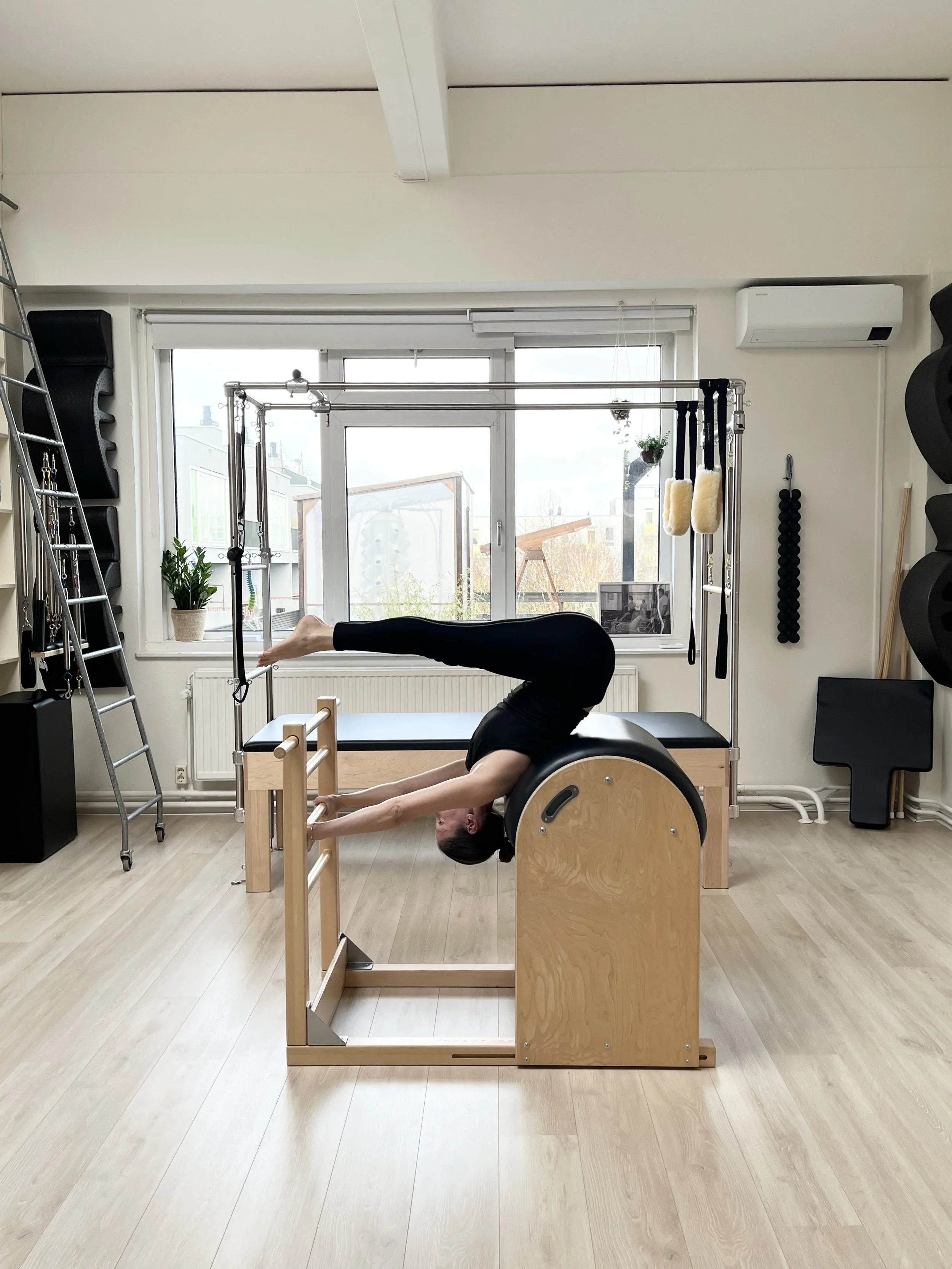 Advanced pilates practice in private pilates lessons of high quality in a private studio in Amsterdam Oud West, learn reformer, chair, springboard, cadillac, join our retreat and intensive in Amsterdam.