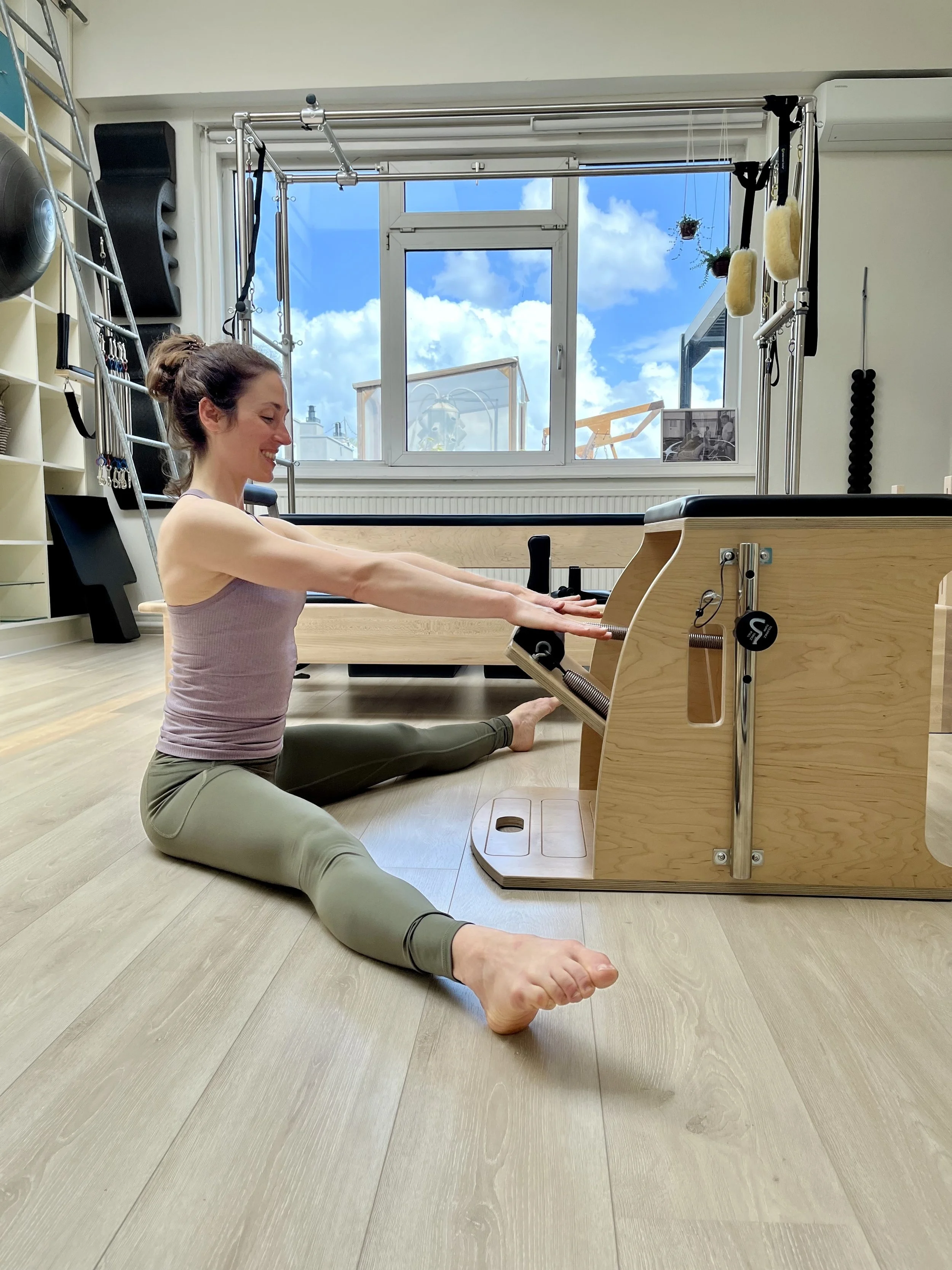 best pilates for back pain, scoliosis, rehabilitation, work on reformer, springboard, chair, mat in amsterdam oud-west, private pilates class
