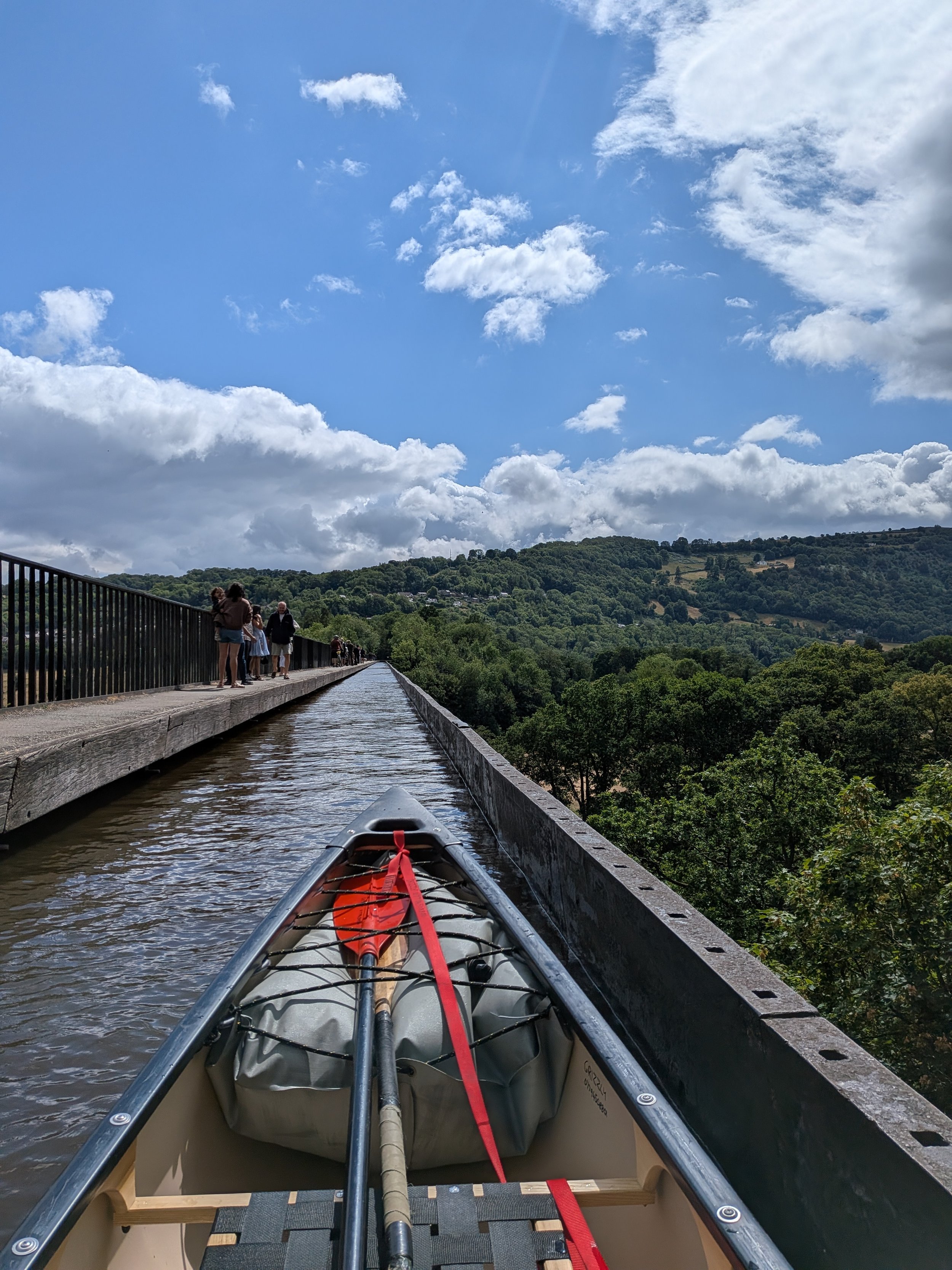 grizzly adventurer came grizzly canoeing over the pontcysyllter aqueduct in llangollen