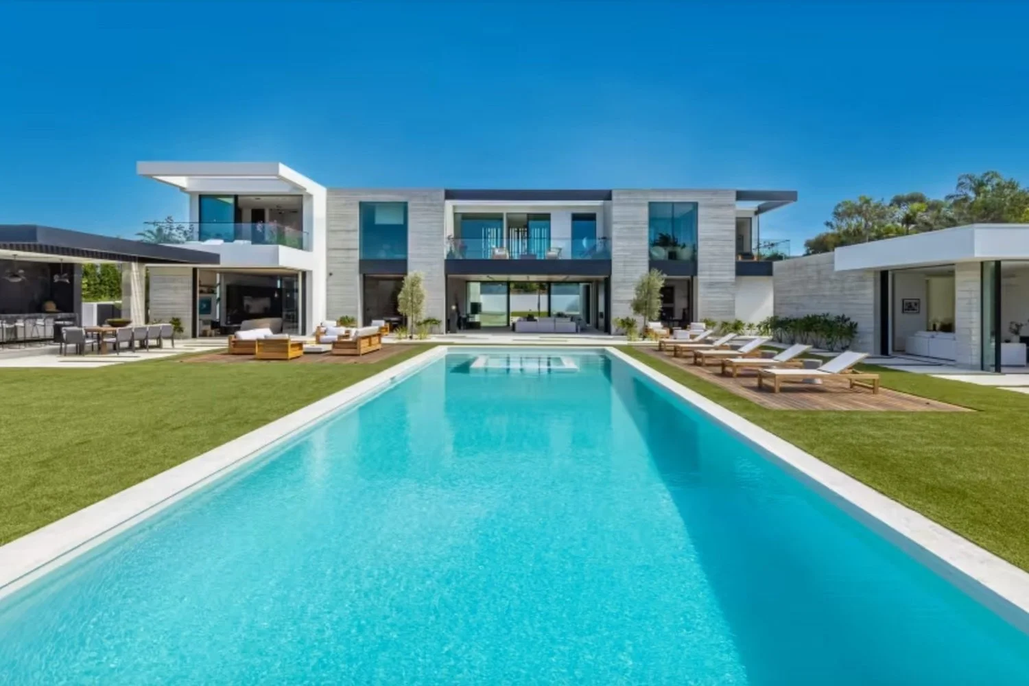 6889 Dume Drive