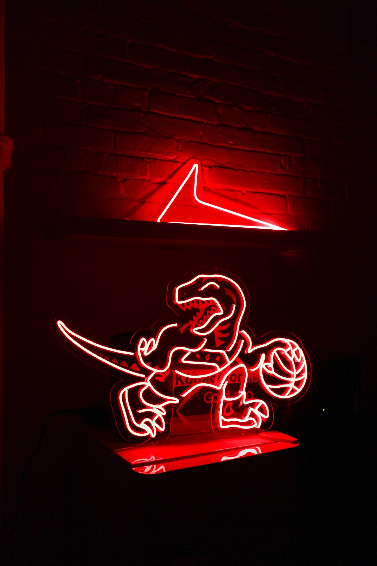 neon-fun-club-raptors-dino-2.jpg