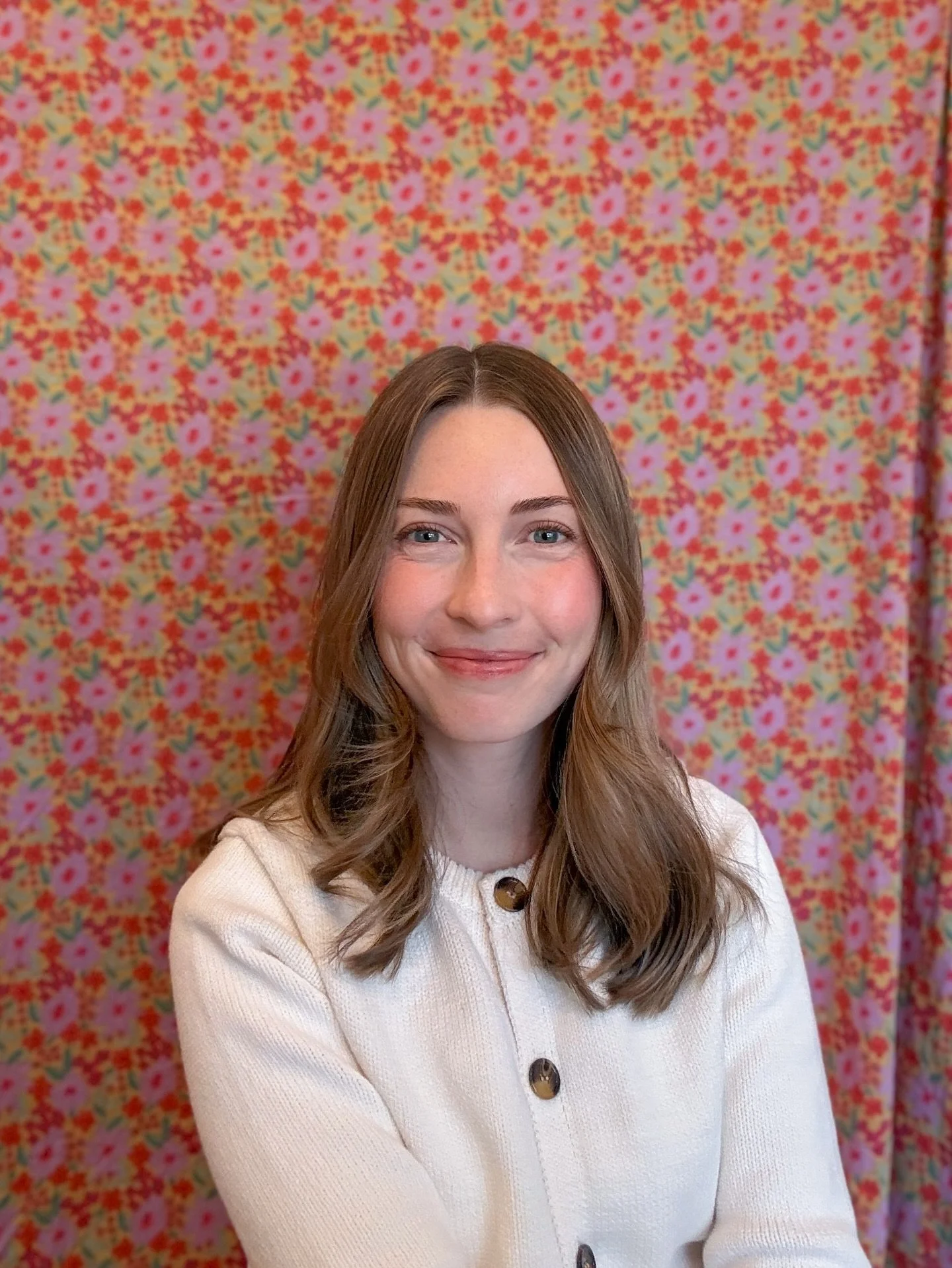 Profile pic refresh alert! 

It&rsquo;s me, Chloe, the illustrator behind the animals, flowers, and sweet characters with cute little outfits you see around here. I love turning them into art prints + greeting cards, and getting to work with clients 