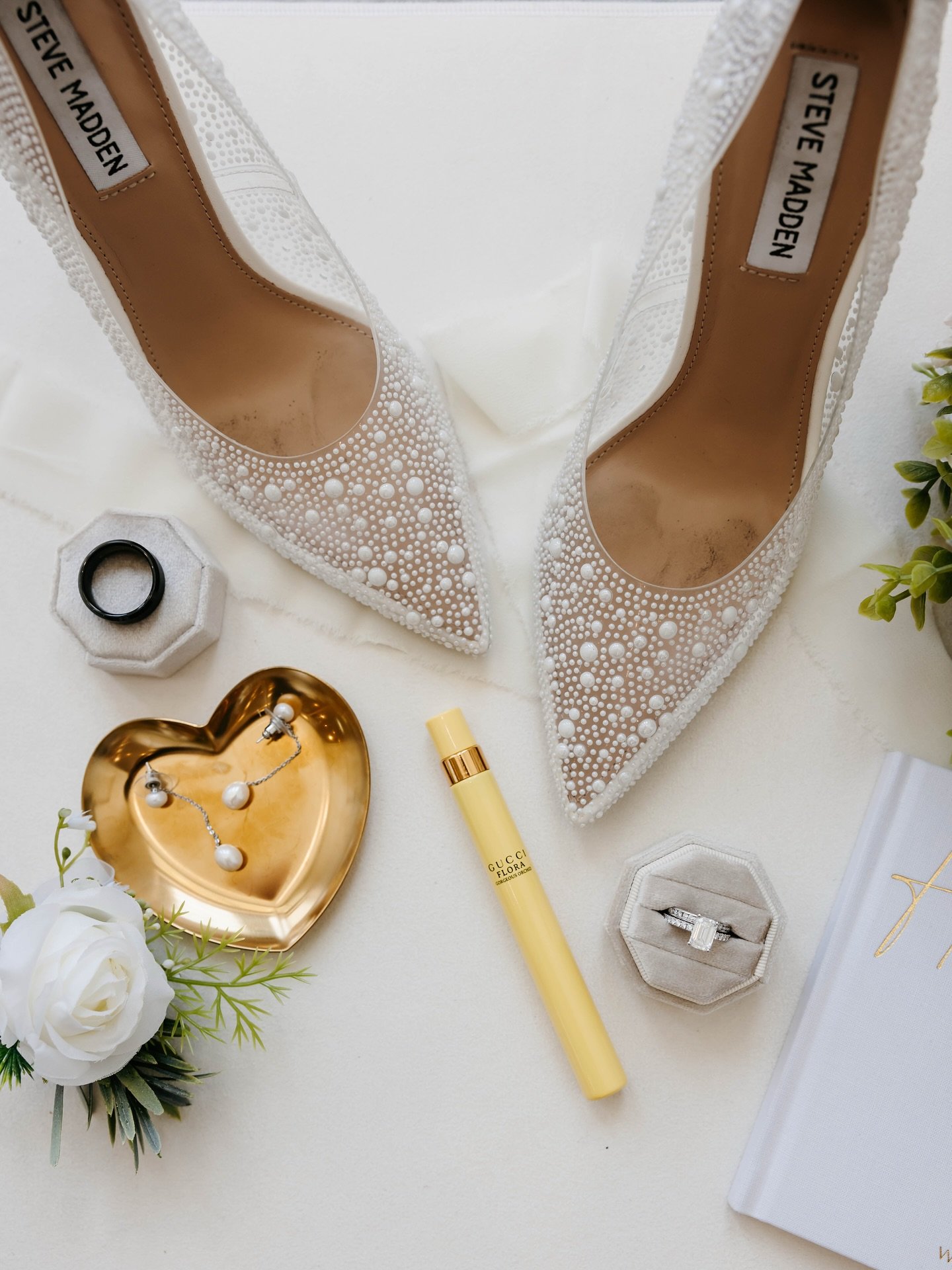 Oh my gosh [ #brickbride ] shoes 🤭 

PC :: tap photos!