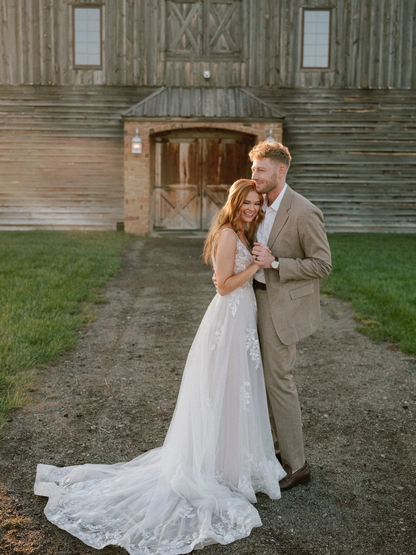 The definition of a @madilanebridal bride 🌾 #brickbride 

PC :: @justinlisterweddings
