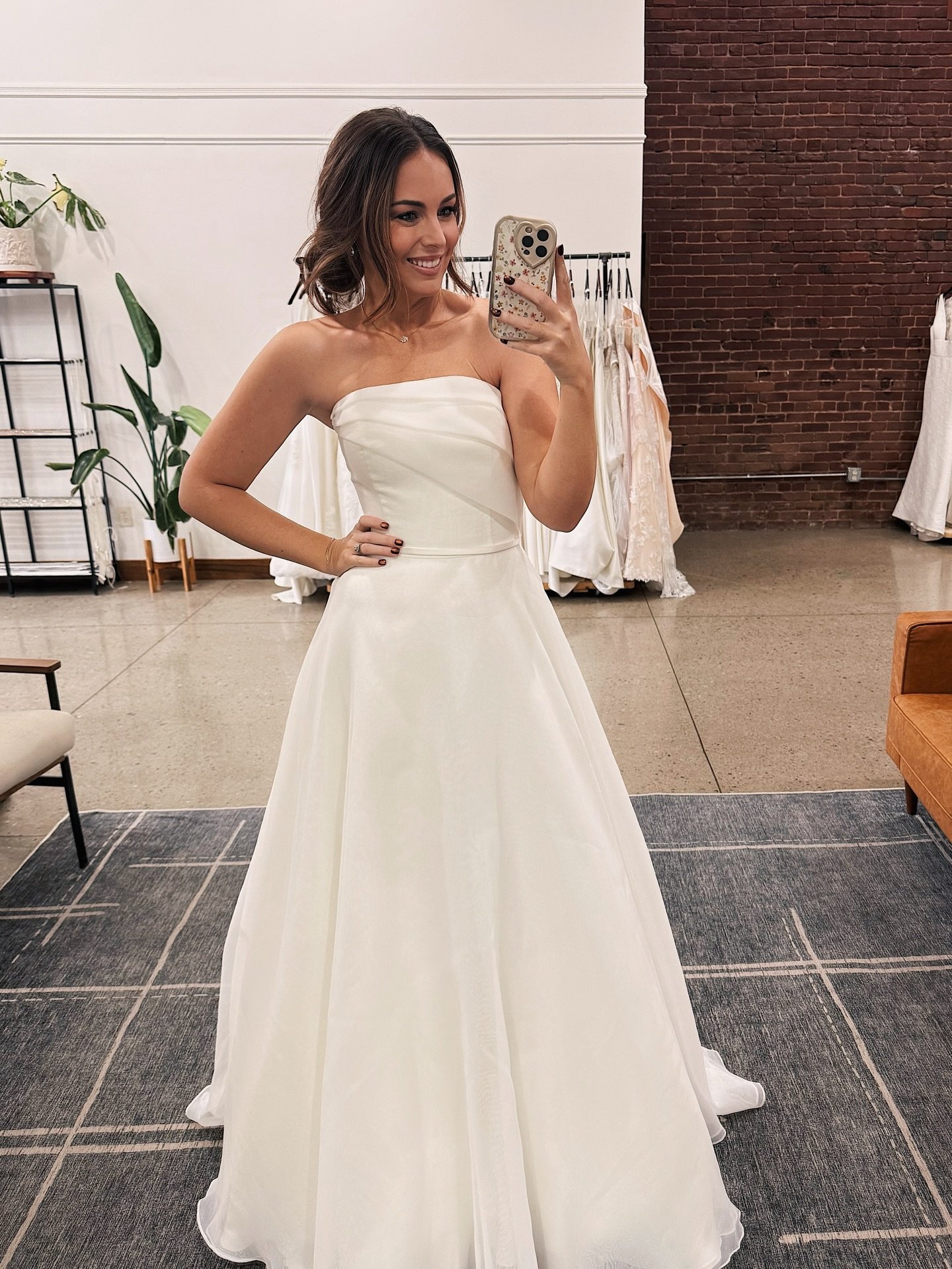 6/6 will not last long 😮&zwj;💨 Link in bio to book your Brick &amp; Bustle Bridal experience! ✨