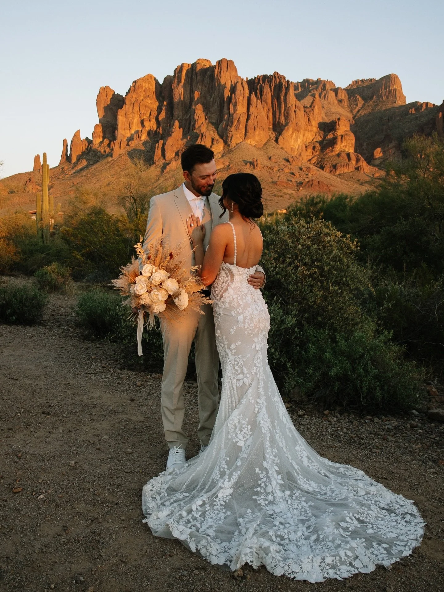 No caption needed ❤️&zwj;🔥😮&zwj;💨🔥 #brickbride 

PC :: @dreahphotography @trueandwildco @kevynbrucephoto