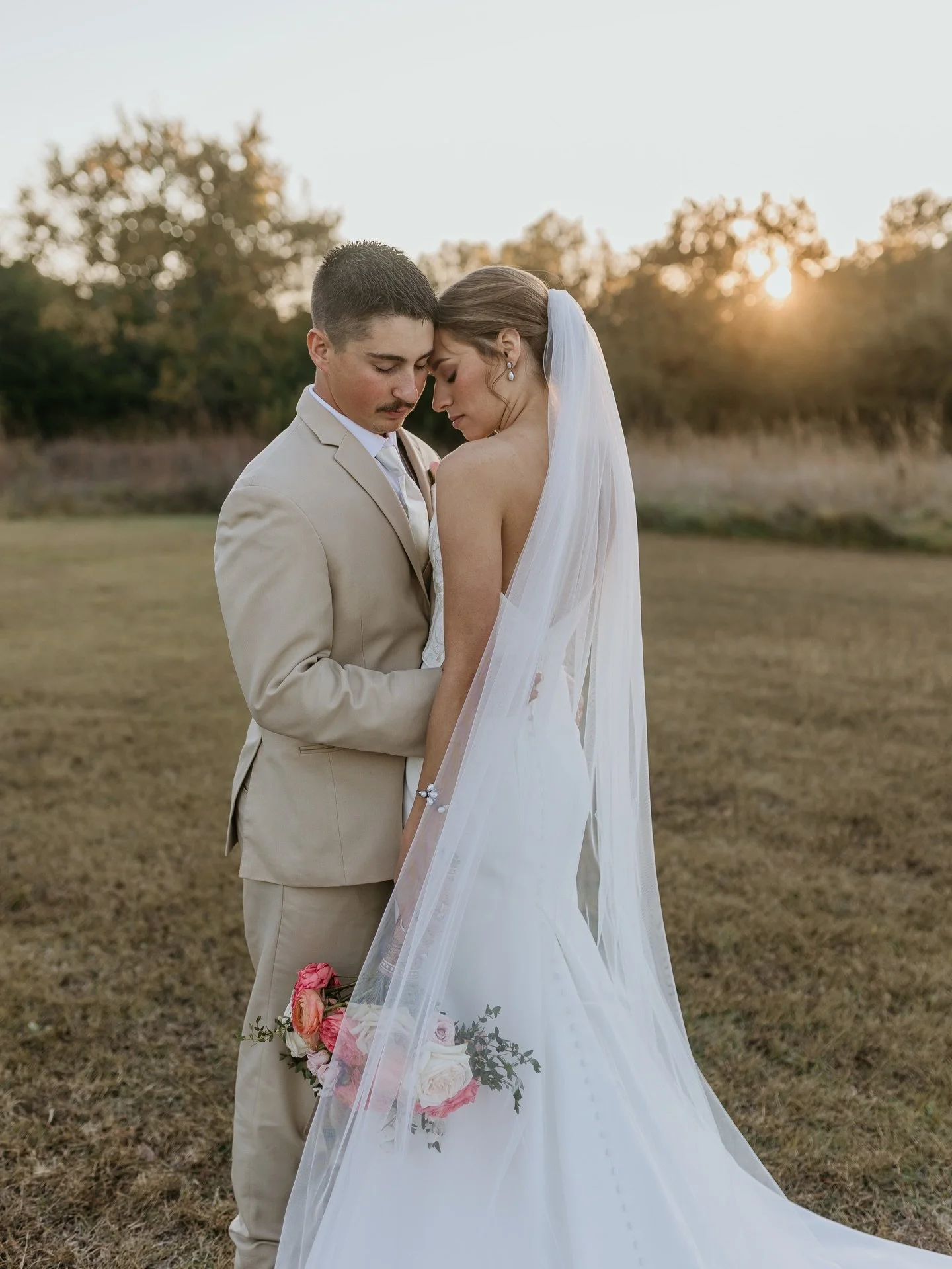 Love on the outskirts 💗 #brickbride 

PC :: @thewesternheritagephotography