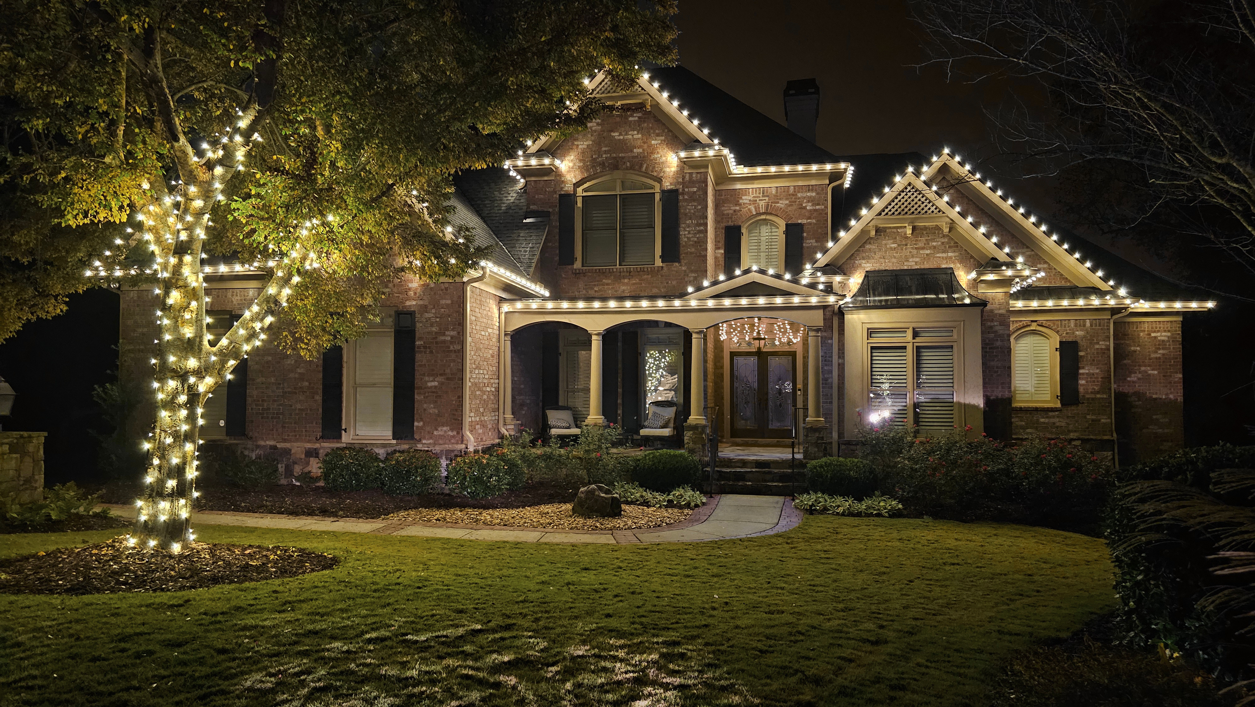 Residential Christmas lighting Vinings Estates tree wrap roofline Rich Lighting
