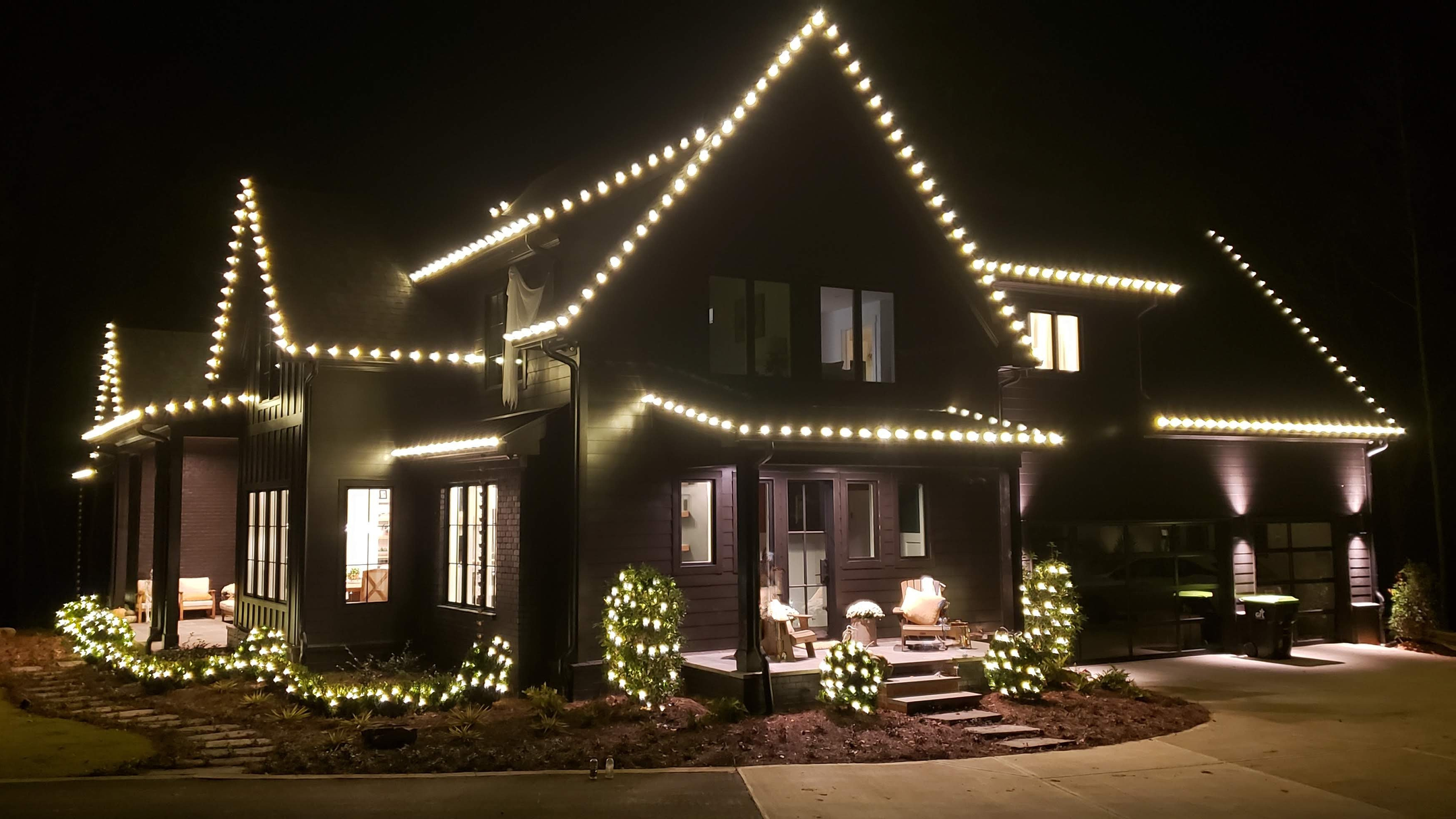 Warm white roofline and bushes Christmas lights Dallas GA Rich Lighing Co.png