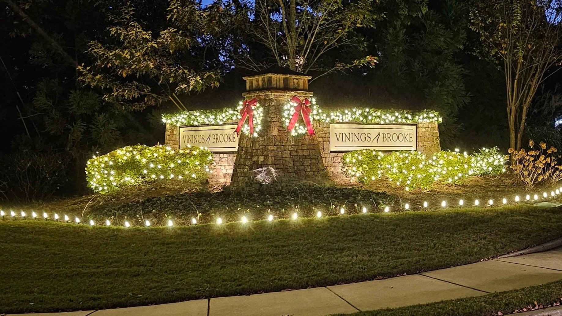 Vinings Brooke HOA commercial Christmas light installation