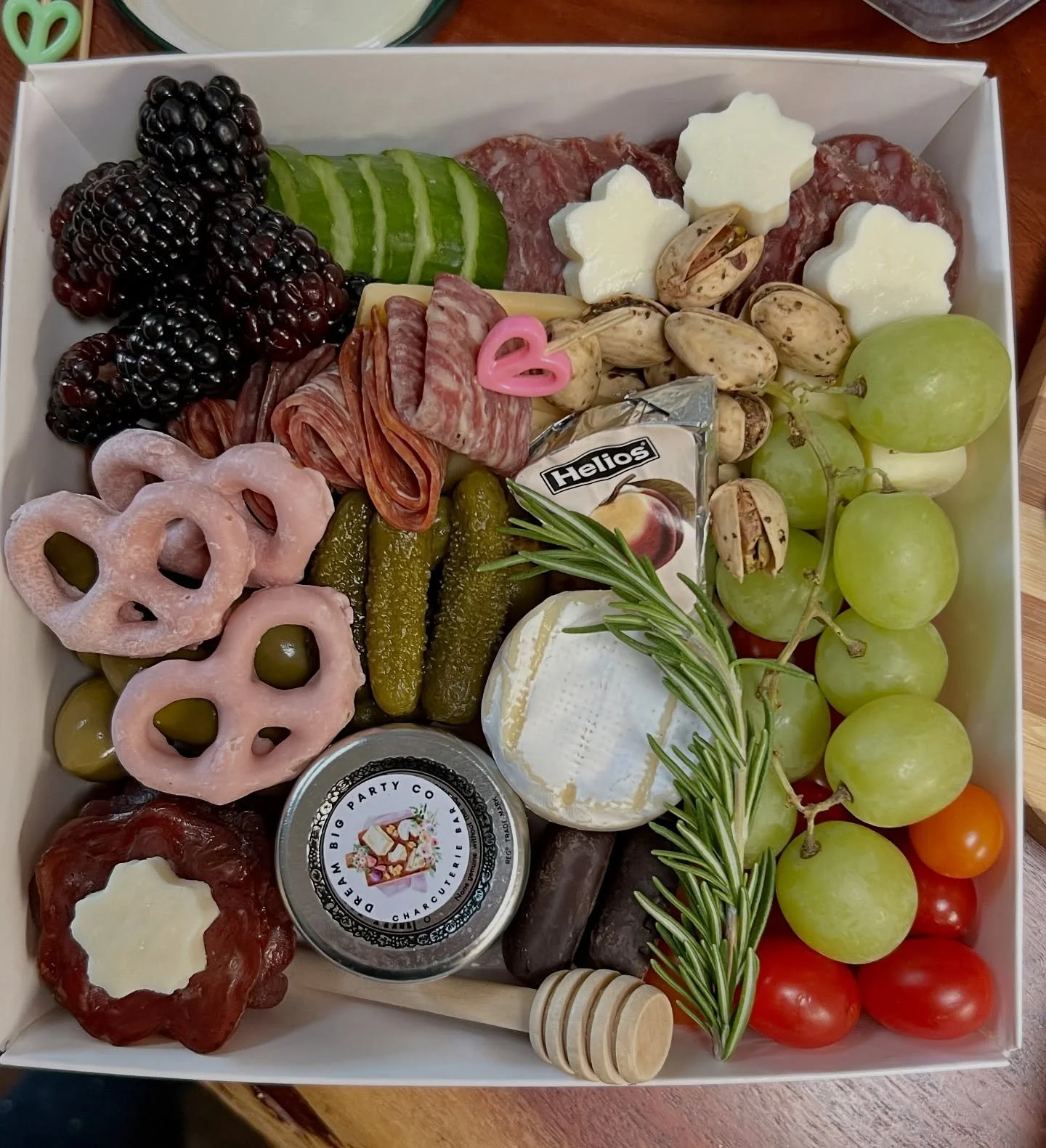 Bestie Boxes &amp; Baskets 🧺 
Complete with all gourmet meats 
Rosemary Lamb
Garlic Cherry Turkey
Trio of Beef Salami
(No pork per clients request)
Crackers &amp; Additional spreads served on the side
Boxes available in 2 sizes in any theme
&bull;
#