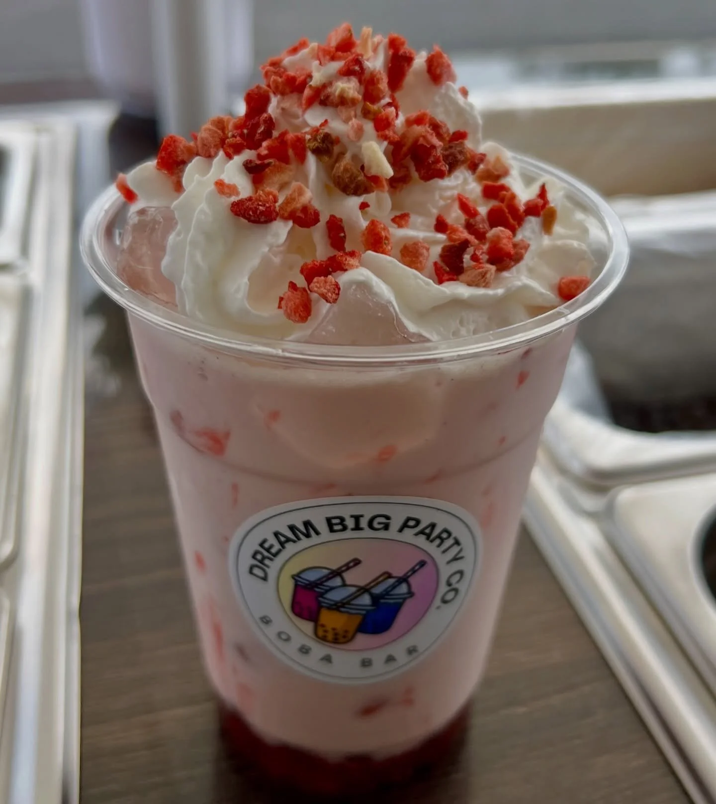 Strawberry Vanilla Dream with strawberry popping boba topped with whipped cream and dried strawberries 🍓 🧋 😋 #boba #bobabar #bobacart #strawberry #milktea