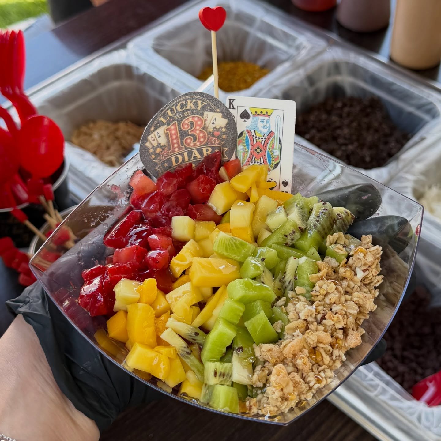 Our Dream Big a&ccedil;a&iacute; Bowls are the perfect summer treat, delicious, refreshing, &amp; loaded with fresh fruits and toppings, then drizzled with your favorite sauce &amp; always on theme 😋 Diar 13 hit different! 🃏 
#acai #acaibowl #acaic
