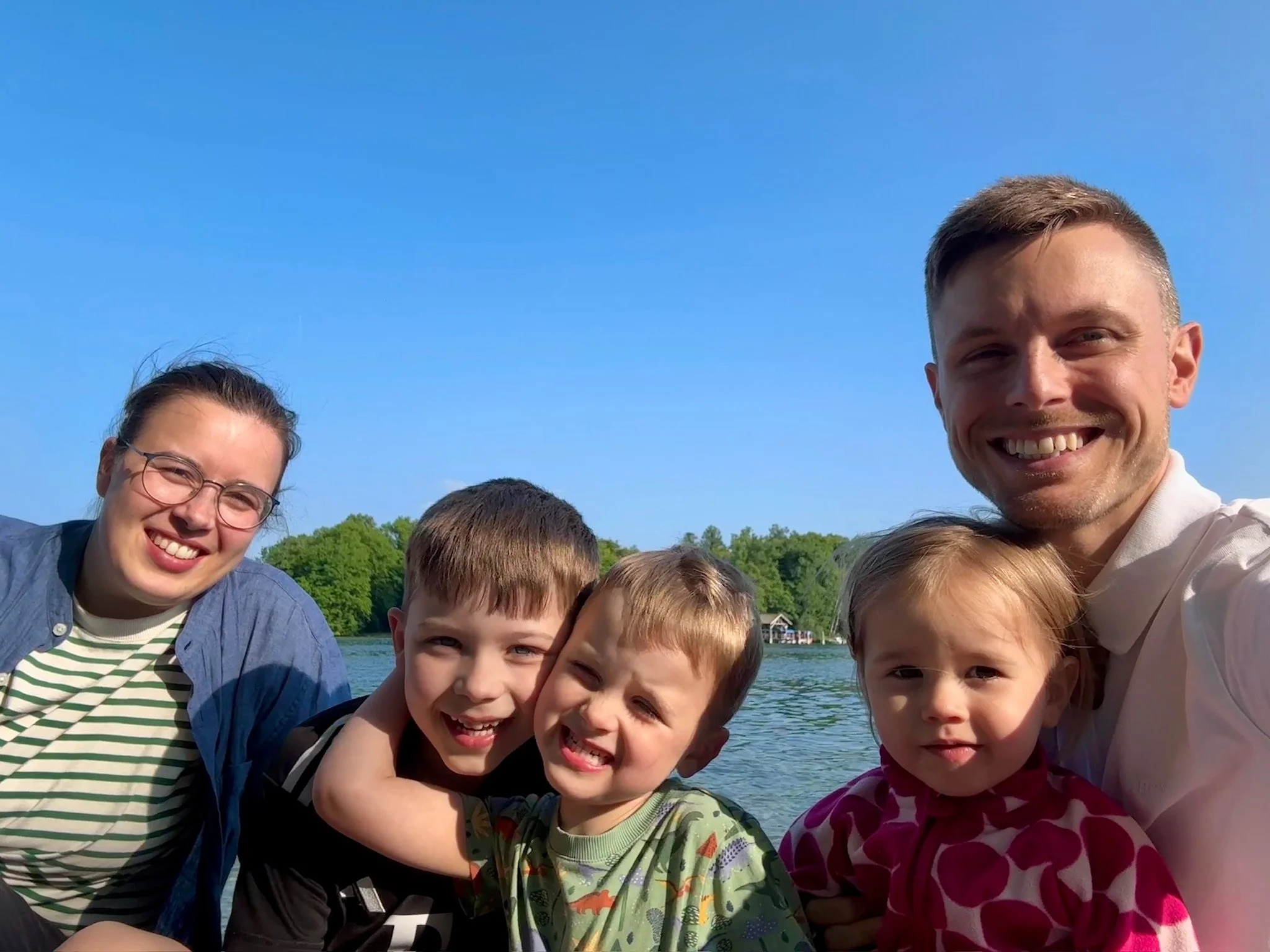 Foto von einer Familie mit drei Kindern