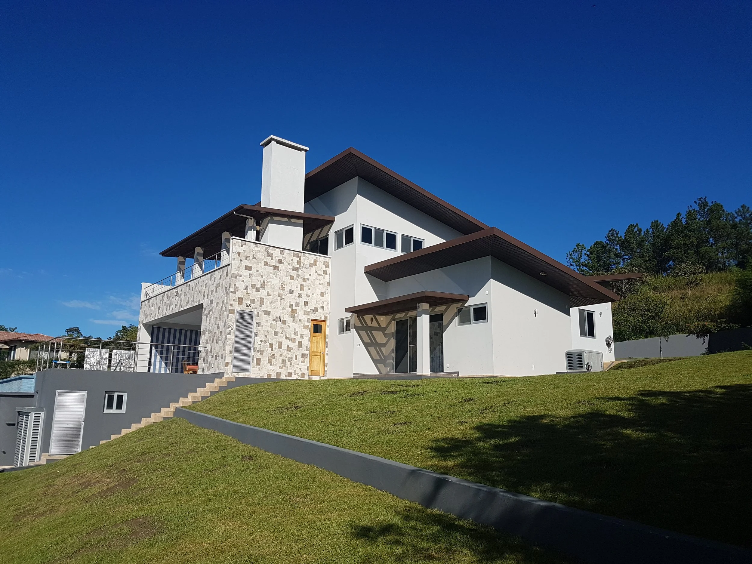 Exterior (2).jpg
