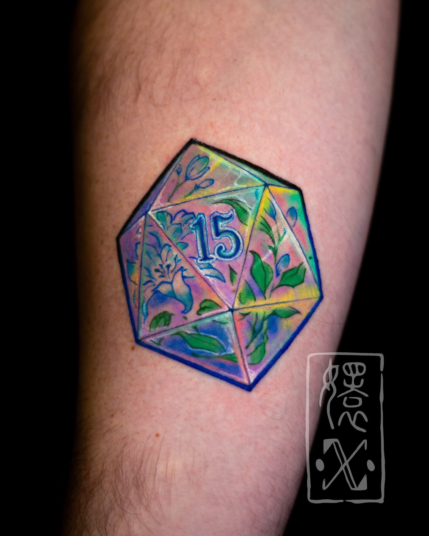 🍃 Glass D20 - @snayke.tattoo 🎲 

We all have that one die that we save for the special rolls - what are some of your high roll results, and your low roll results? We had our party warlock roll a natural 20 and convinced a giant toad to be our compa
