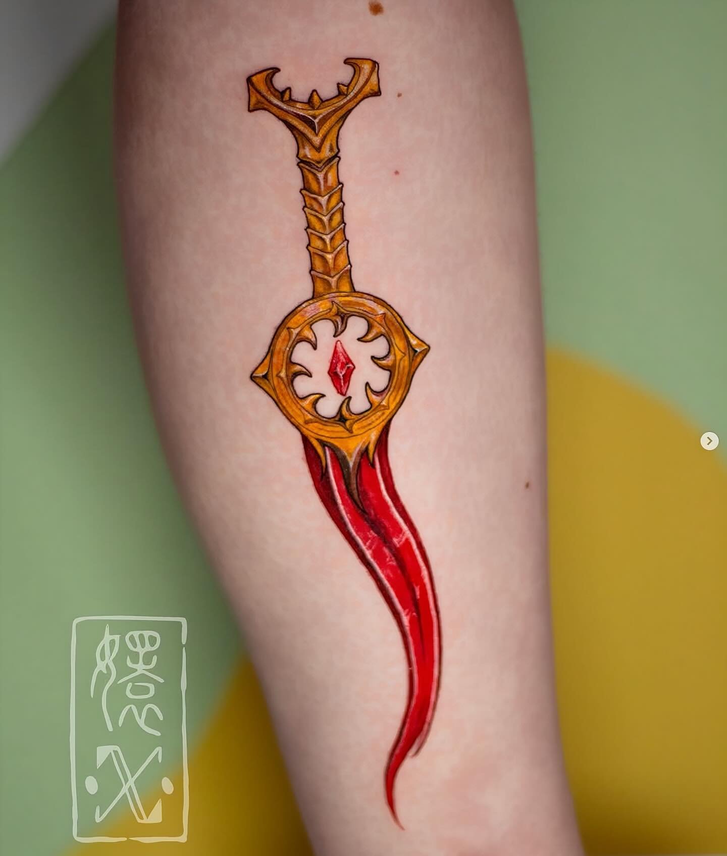🗡️❤️&zwj;🔥 by @snayke.tattoo 

This tattoo has us so down bad for Orin - it has us wishing she was a romancable companion in Baldur&rsquo;s Gate 3🥵

Have a video game weapon you want inked? Use the link in our bio or reach out the Crys directly to