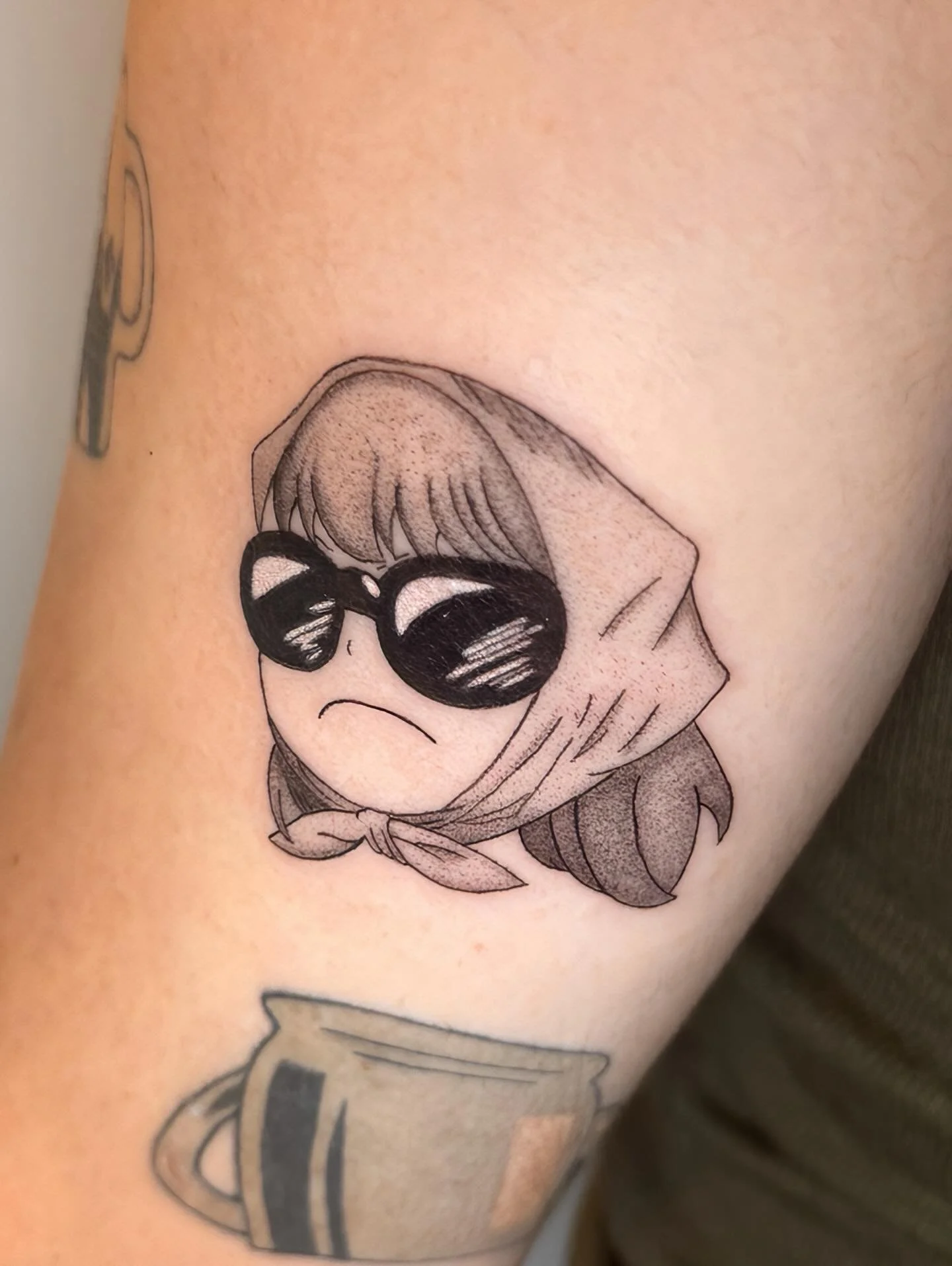 🕵️&zwj;♀️🕶️ by @caroxtattoos 

Happy Halloweeen🎃🖤This Anya by Caro has brought up an important question - What disguise are you dressing up in tonight?!

We are obsessed with Anya and this black and grey piece from @caroxtattoos - in our house An