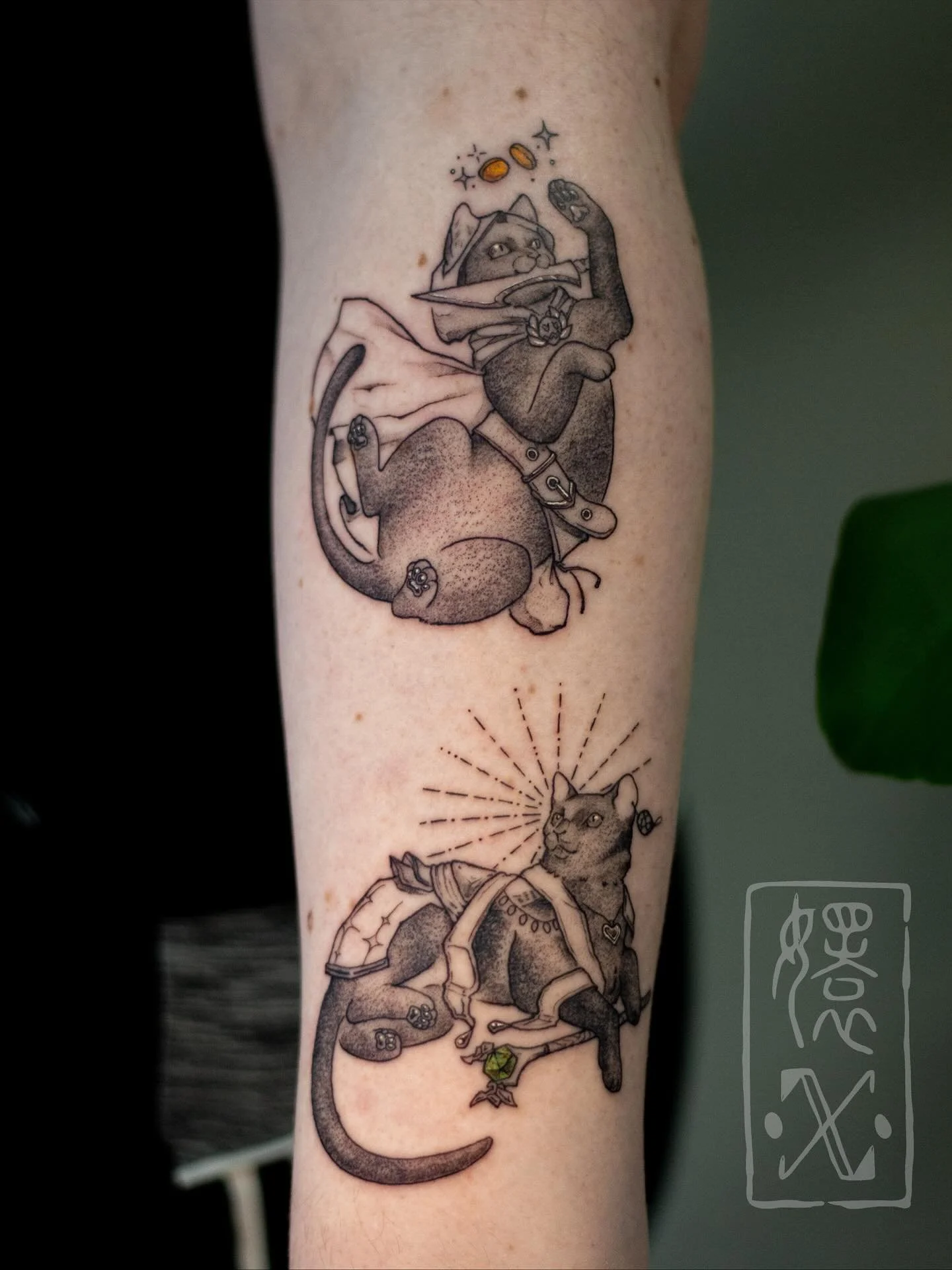 🐈🗡️🐈&zwj;⬛🪙 by @snayke.tattoo 

Crys turned this client&rsquo;s cats into Dungeons and Dragons adventurers! Can you guess what class they are?

Crys is fascinated with metallic textures and weaponry, especially those related to games or nerd cult