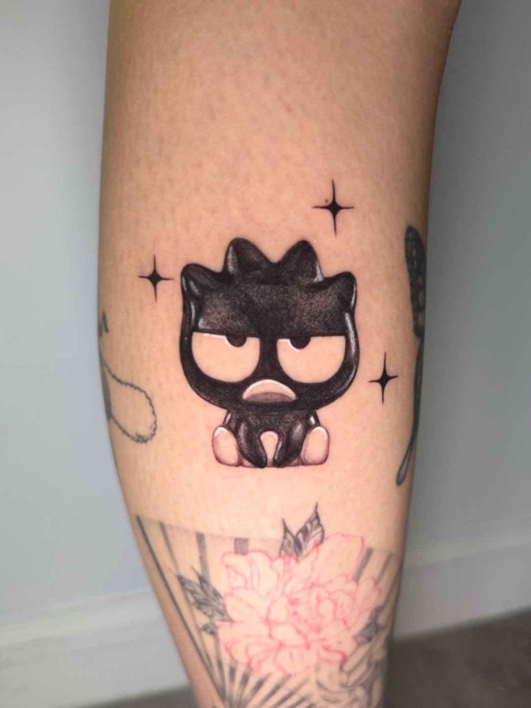Happy New Years! It&rsquo;s still winter but grumpy AND fabulous with Badtz-Maru by the equally fabulous @caroxtattoos 🎀

Need more inspo for anime or cutesy flash? Check out @caroxtattoos 

Books for 2026 open, send us YOUR inquiries through the li