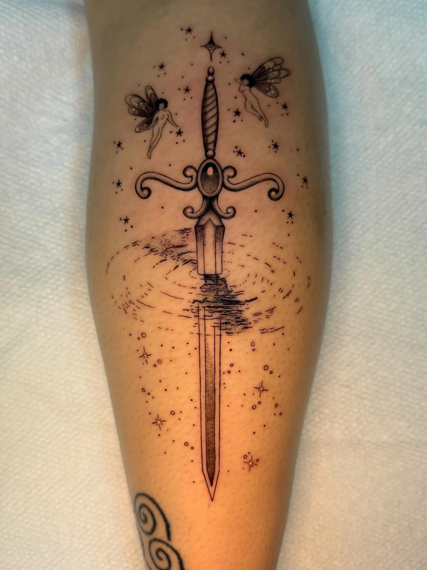 🧚&zwj;♂️🗡️🧚&zwj;♀️ by @caroxtattoos 

Our in house Anime/Manga/Kawaii Hime-sama stepped out of her comfort zone to tackle this fantasy fairy sword for her client and absolutely crushed it😍😍😍

She fell in love with weaponry in the process and is