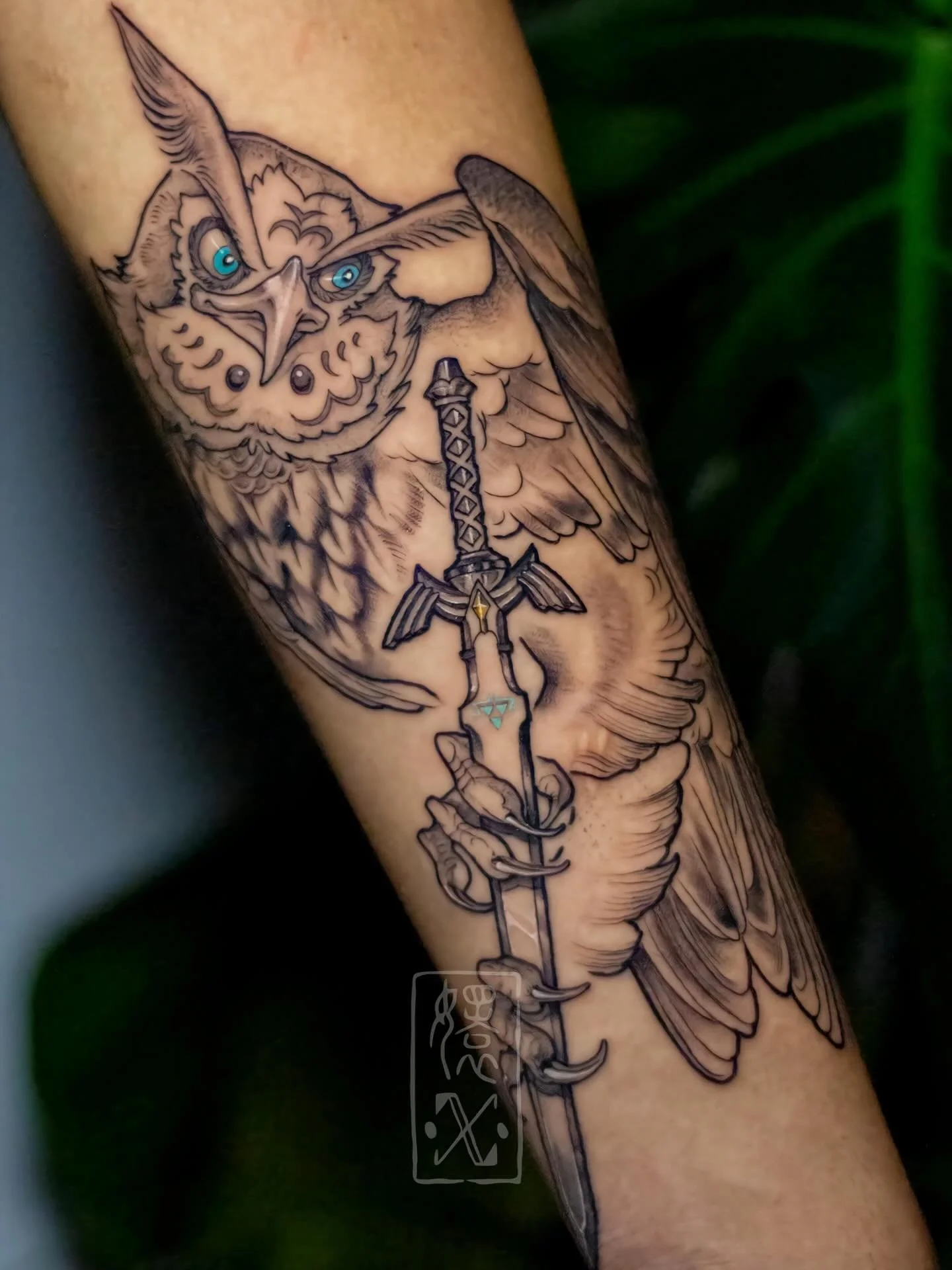 🦉🗡️🔷 by @snayke.tattoo 

This sick tattoo by Crystal has us thinking about the amazing new Animal Crossing update that has all those Legend of Zelda items🤩🤩🤩

If you&rsquo;re looking to get a video game, anime, weapon, or any combination of the