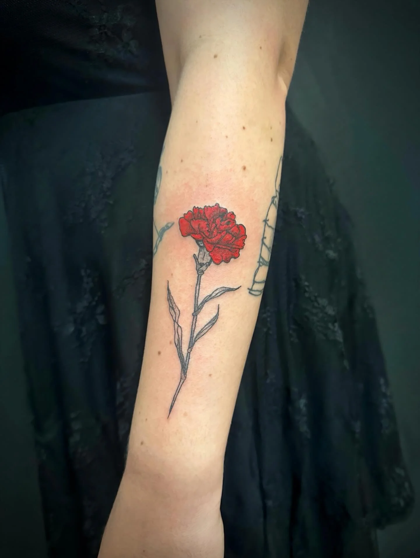 🌸❤️ by @saintshivs 

Will you accept this flower and be our Friday the 13th Valentine??👉🏻👈🏻 Our in-house Saint, Shivs, will be there offering some pretty cool flash🎨

Shivs specializes in black and grey neotraditional, fine line, and text piece