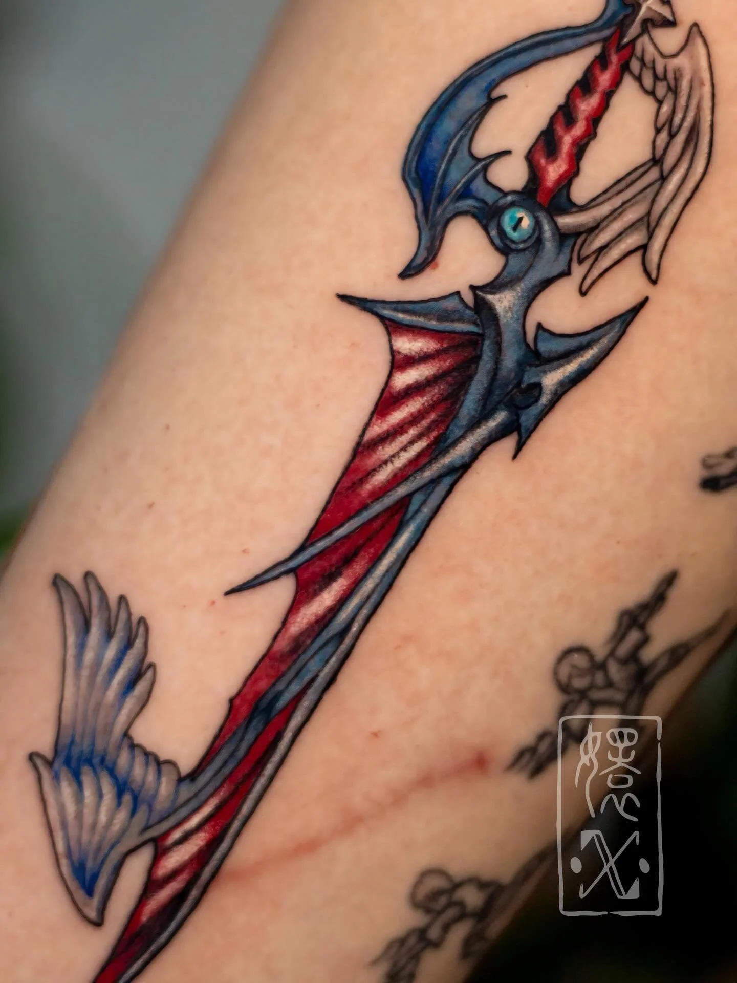 &hearts;️🪽💙 by @snayke.tattoo 

Crys has done it again! Riku&rsquo;s keyblade, Way of the Dawn, has never felt so alive🤩 We&rsquo;re in love with all the tones, textures, and details she was able to capture📸

Have a video game, anime, manga, fant