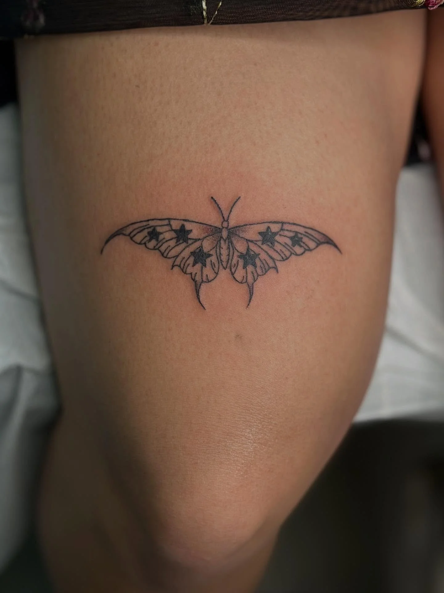 ⭐️🦋🖤 by @saintshivs 

This little bug by Shivs is soaring through the night sky 🌌 and oh how we wish that we could join them!

Looking to get a black and grey neotraditional tattoo? Perhaps some text or a sick cybersigilism piece? Use the link in 