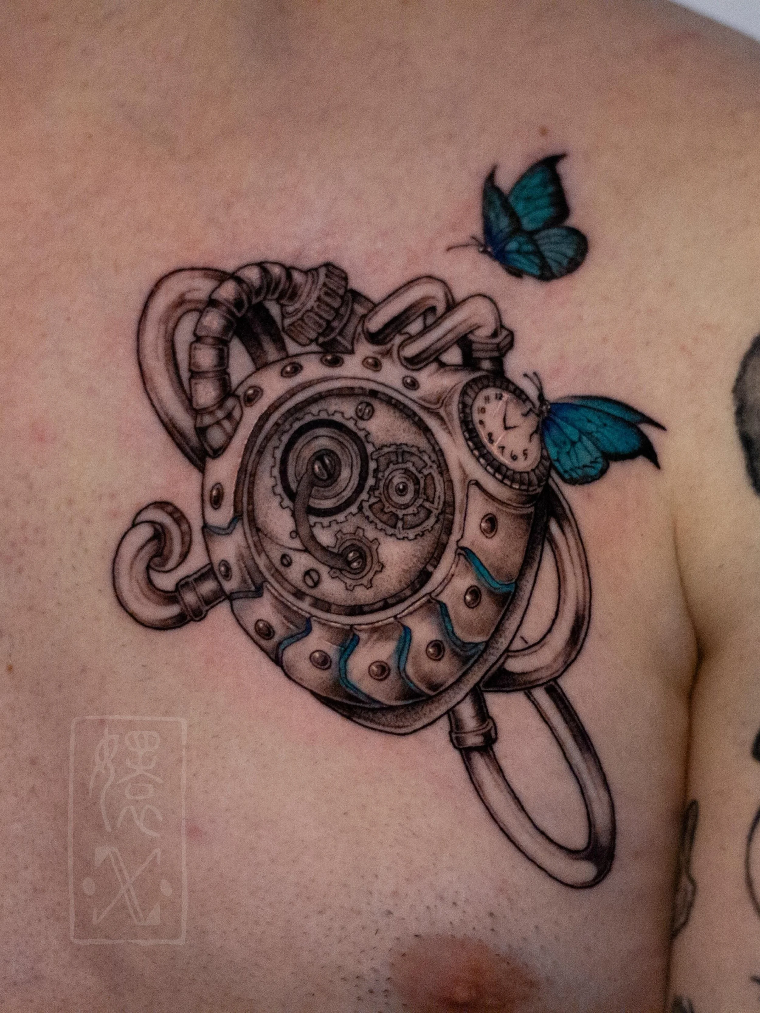 🩵⏱️🦋 by @snayke.tattoo 

This P-Organ from Lies of P by Crys has our Quartz amount feeling beyond insufficient 😭 Feels like we lost currency for just looking at this master piece💸

Crys loves working with textures in tattoos, specifically metal! 