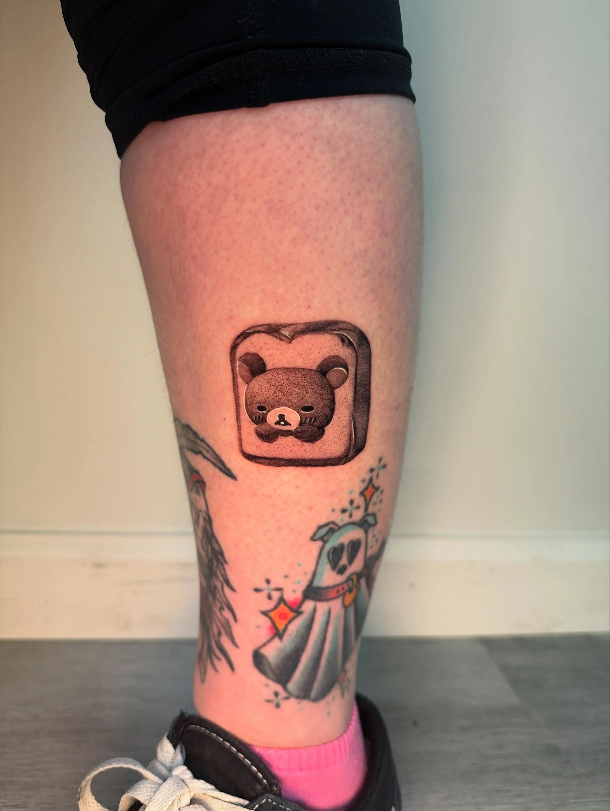🍞🐻💖 by @caroxtattoos 

Who ordered the realism Rilakkuma toast? Made by our best, Chef Caro! 10/10 on taste, quality, and presentation💅

Caro is known for her anime/manga pieces with a touch of kawaii but has been dabbling in the world of black a