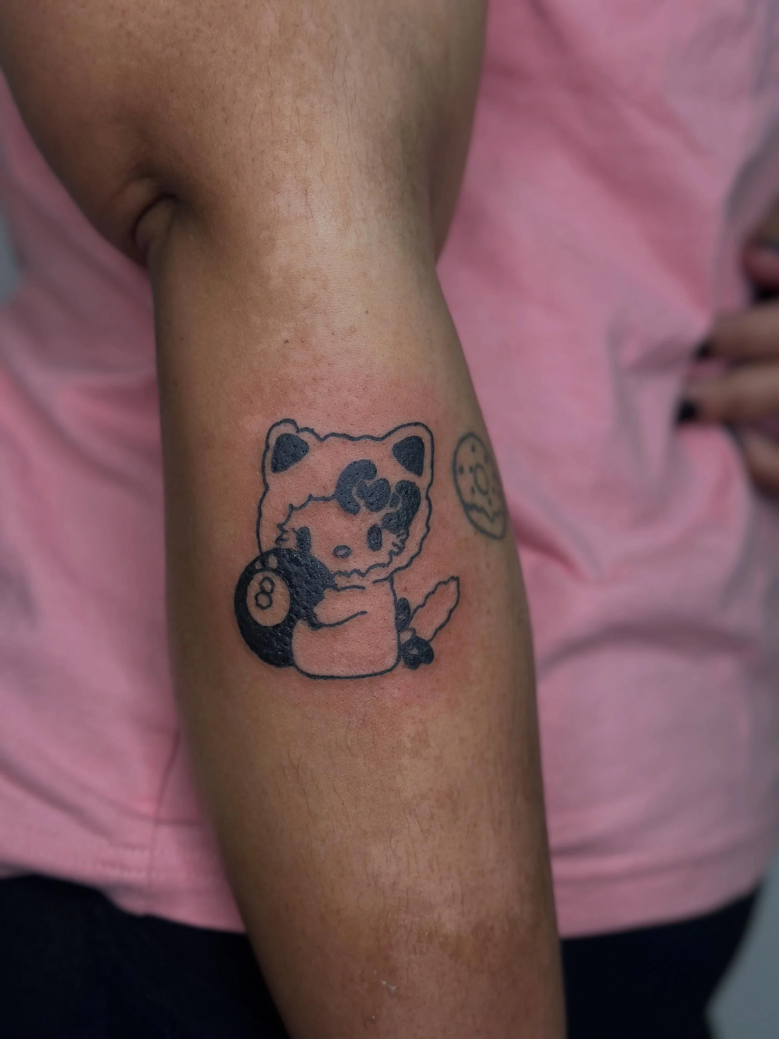 🐱🎀🔮 by @saintshivs

What do you think the Magic 8 Ball is telling her? 👀

This whimsical Hello Kitty was done by our very own Saint Shivs! They specialize in black and gray, neotraditional, cybersigilism, and text.

Use the link in our bio or rea