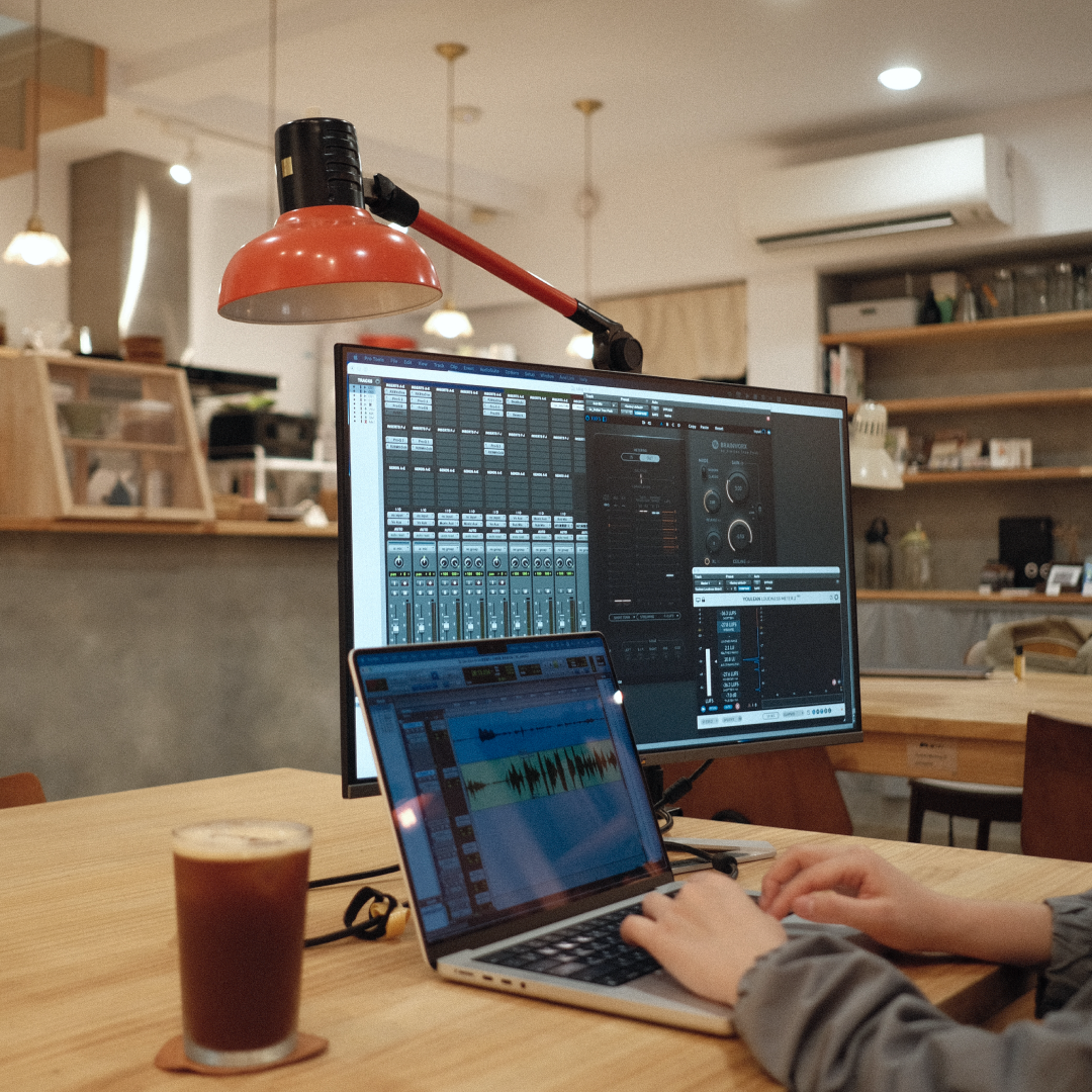 房子共同工作室，提供大桌面及外接螢幕免費借用的服務，讓影音、設計、文書等工作者都能享有更舒適的工作體驗。