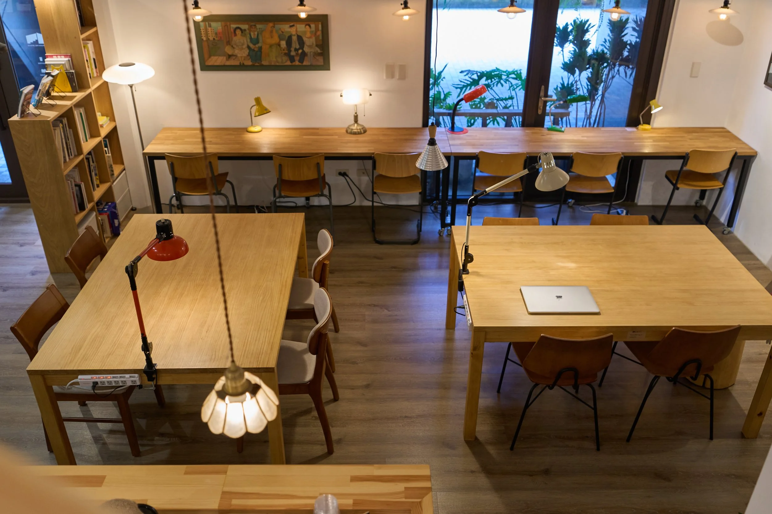 房子共同工作室，空間設計以日系木質調咖啡廳為核心，溫暖的燈光與原木傢俱打造安靜舒適的環境。專心工作、翻閱雜誌、享用咖啡與餐點，都能滿足