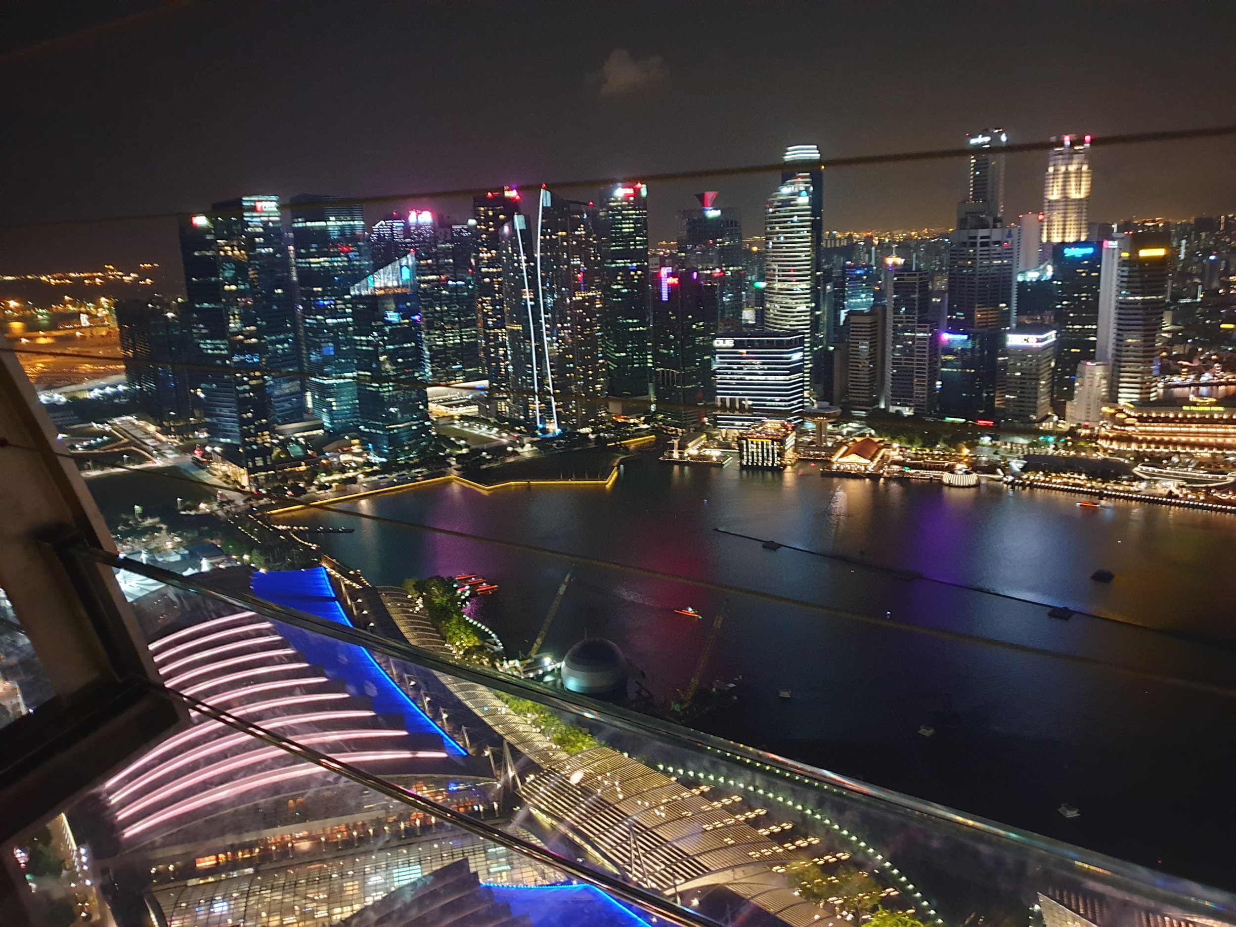 Singapore city skyline från marina bay sands hotell (båten ovanpå byggnaderna)