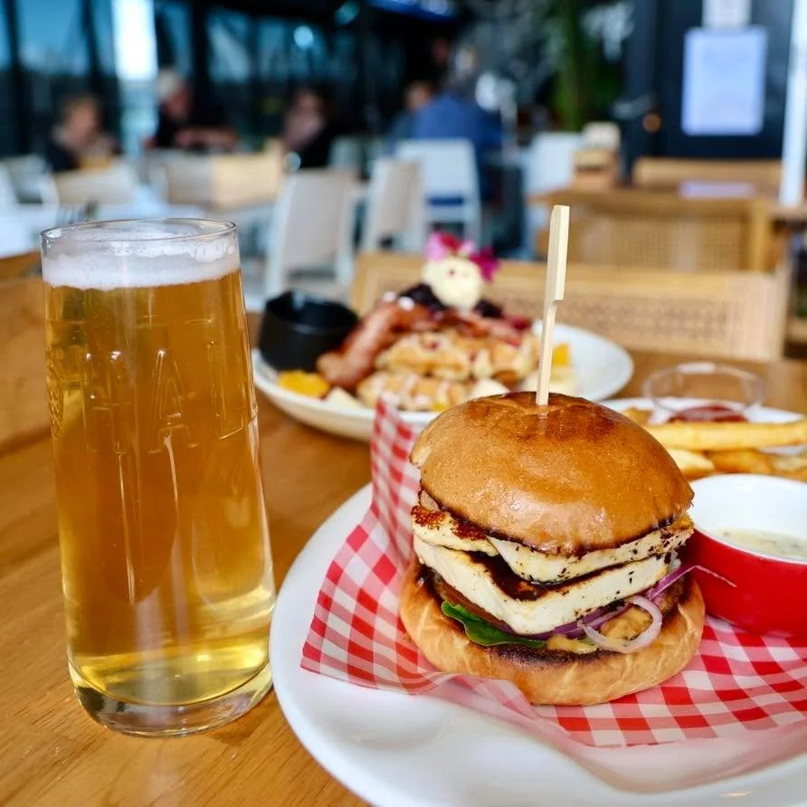 A delicious burger &amp; fresh tap beer is the perfect way to start out your weekend or even for a lunch one day! 

What drink would you get with your burger?

#bostoncafenz #nzcafe #aucklandcafe #Westgate #brunch