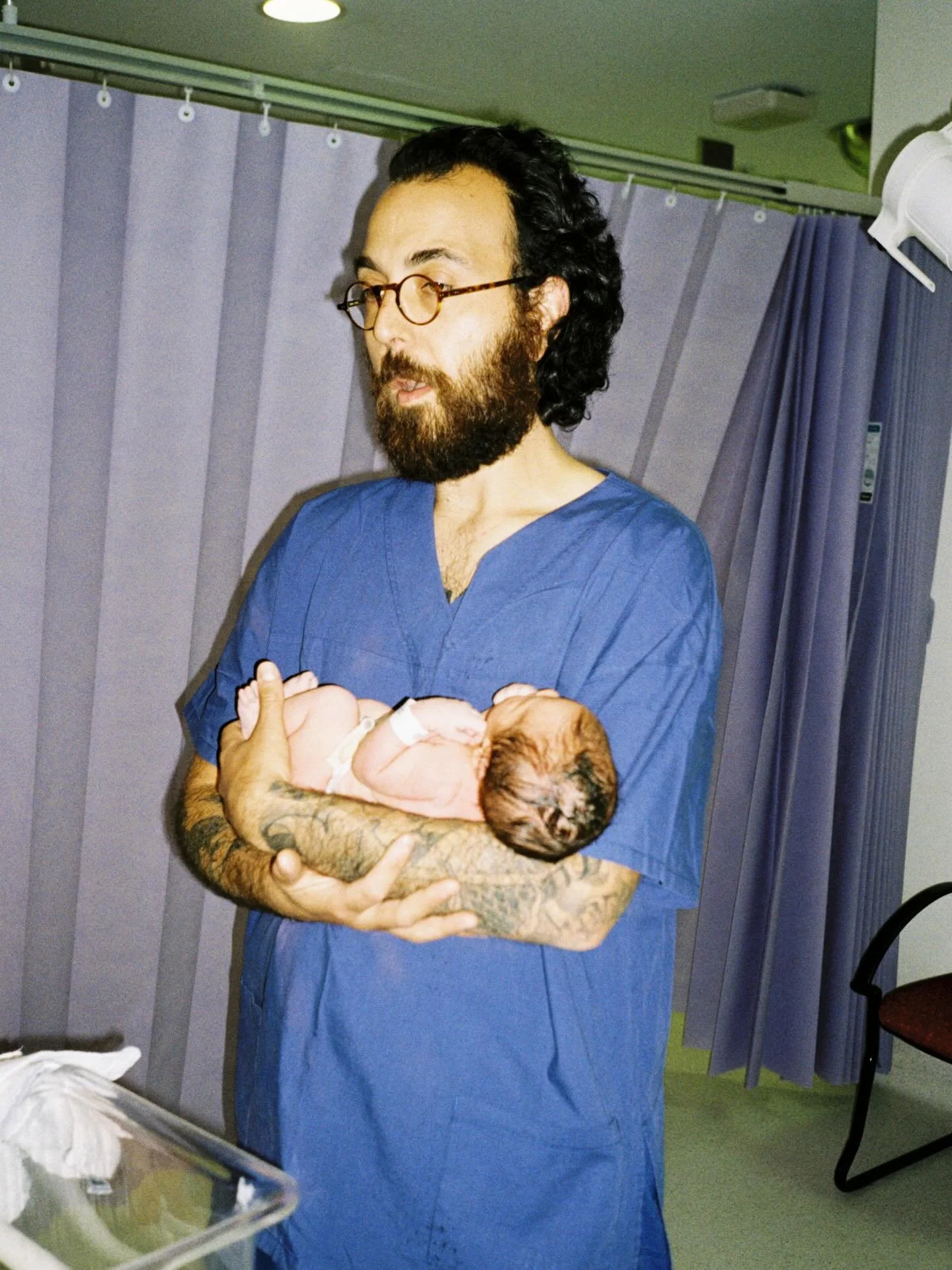 Joe and superfresh newborn Gennaro on film 🎞️✨

Almost a year ago, where has the time gone?! @brookenappo @joe.nappo 

#birth #35mm #newborn