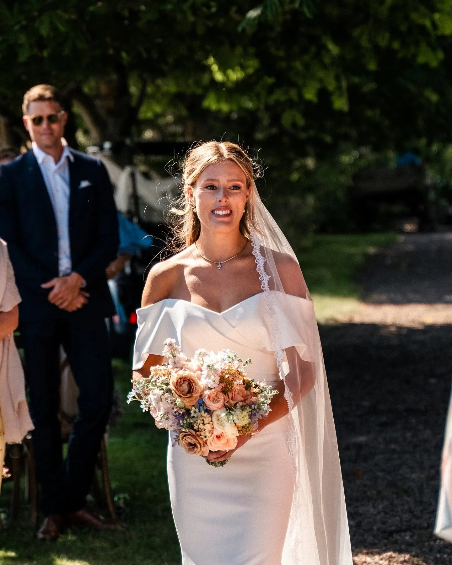 Ett steg n&auml;rmare evigheten, med k&auml;rleken och blommorna i handen 💐✨

Boka mig till ert br&ouml;llop via l&auml;nken i min bio.

#weddingphotography #wedding #br&ouml;llop #br&ouml;llopsfotograf #br&ouml;llopsinspiration #br&ouml;llopsplaner