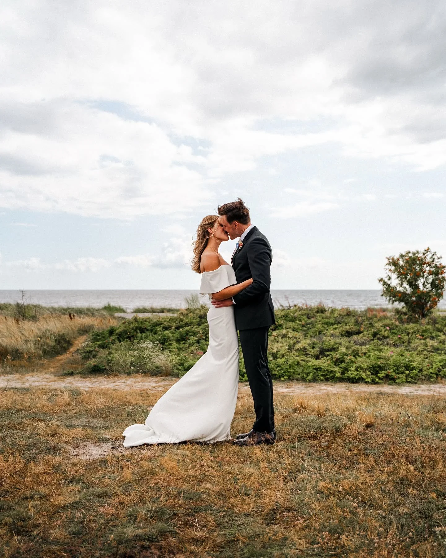 En k&auml;rlek som str&auml;cker sig lika l&aring;ngt som horisonten 🌊💍

Boka mig till ert br&ouml;llop via l&auml;nken i min bio.

#weddingphotography #wedding #br&ouml;llop #br&ouml;llopsfotograf #br&ouml;llopsinspiration #br&ouml;llopsplanering 