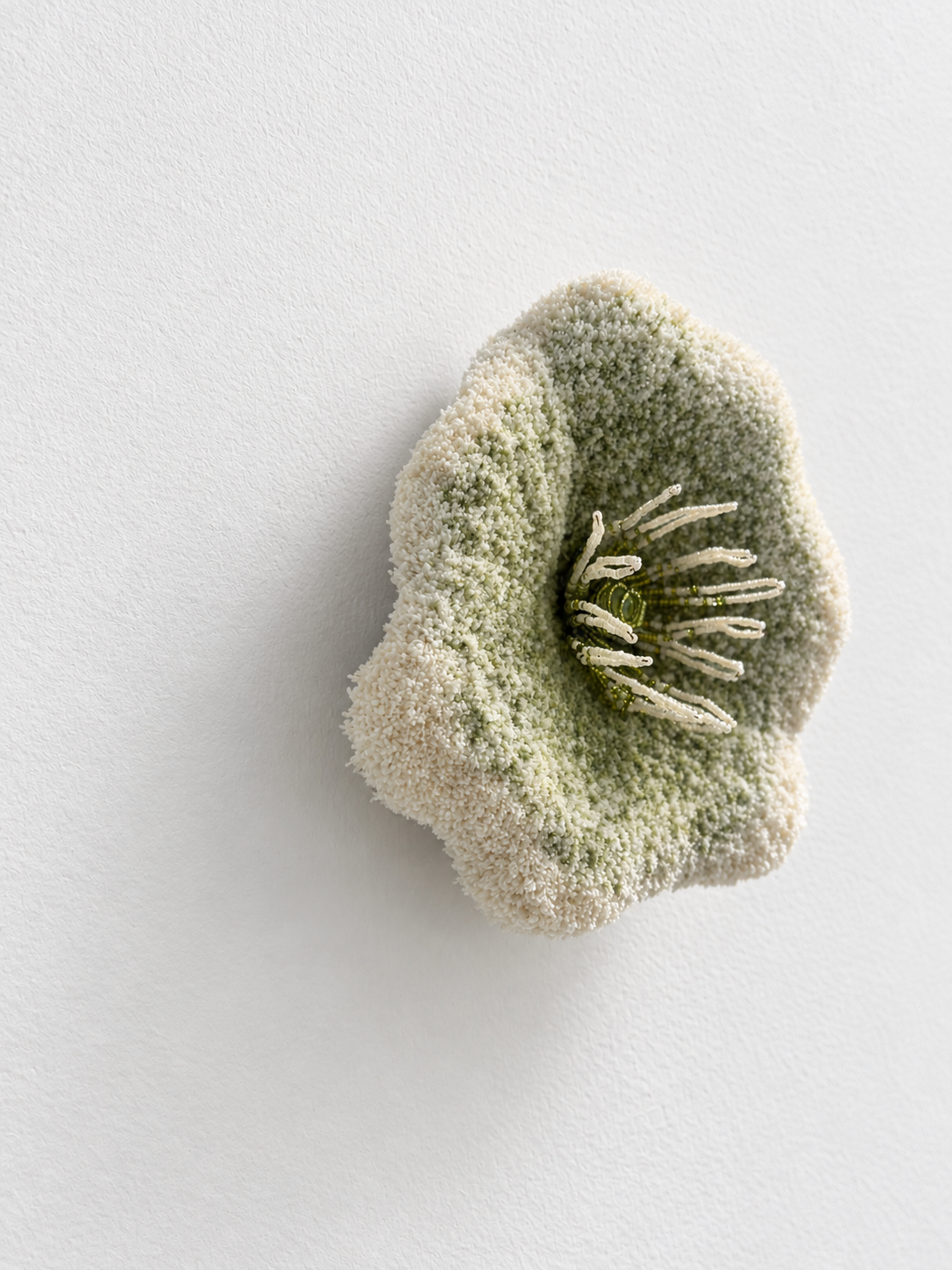 Getufte bloemsculptuur in zachte tinten.png