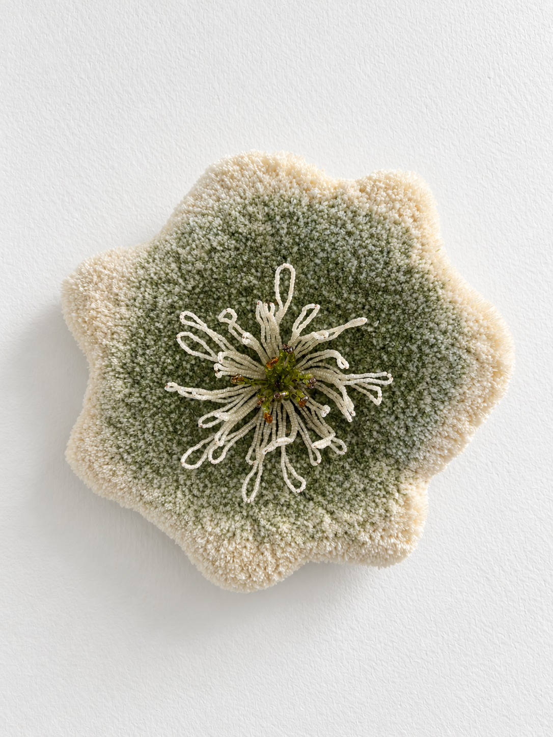 Zachte sagegroene bloem met kralenborduurwerk.png
