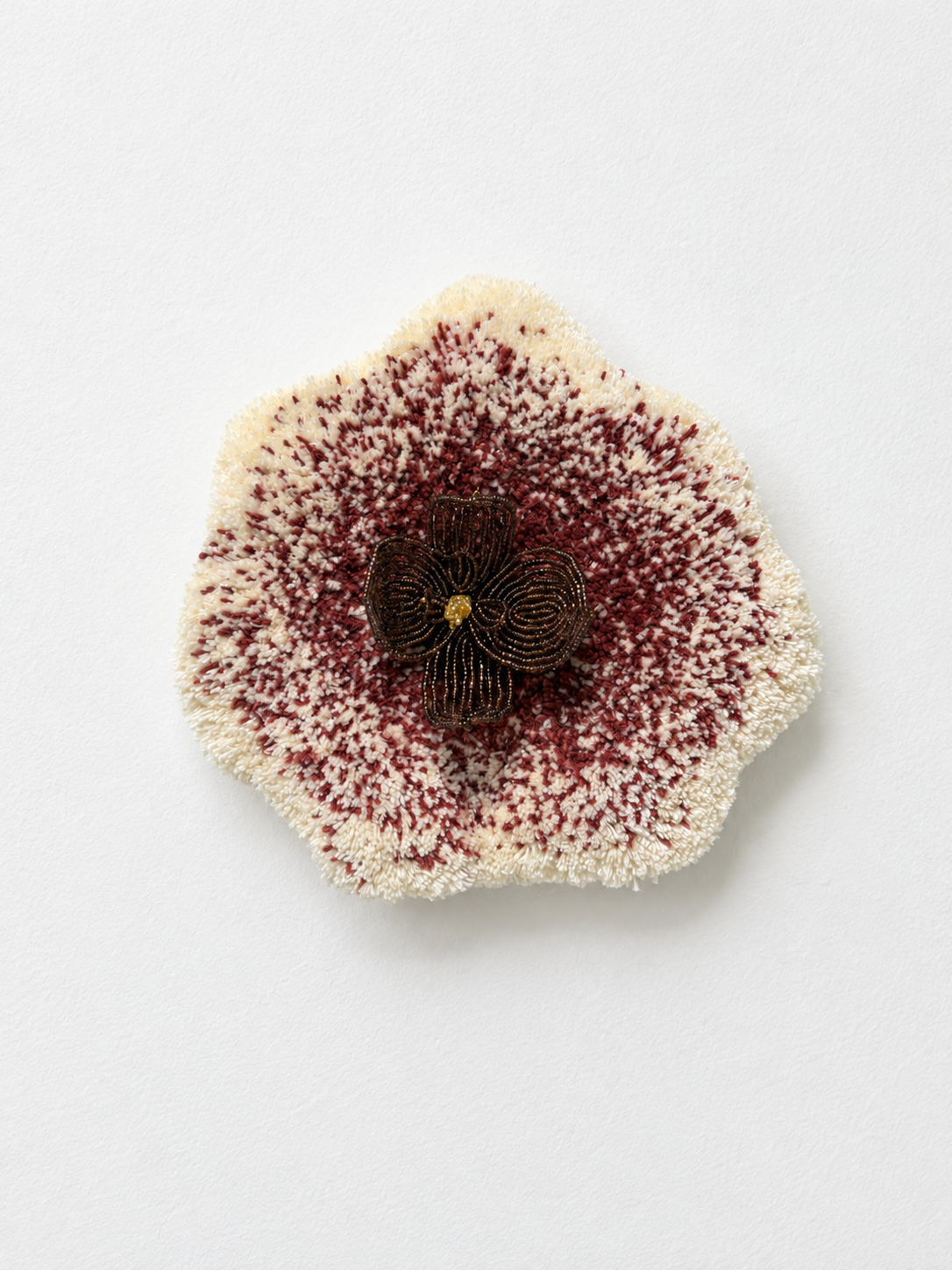 Geborduurde bloem met gouden kralenkern.png