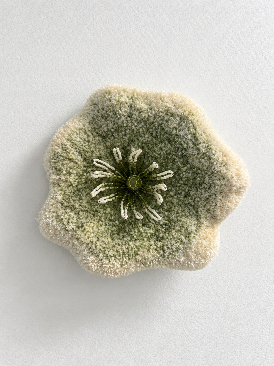 Handgemaakt groen bloemreliëf aan de muur.png